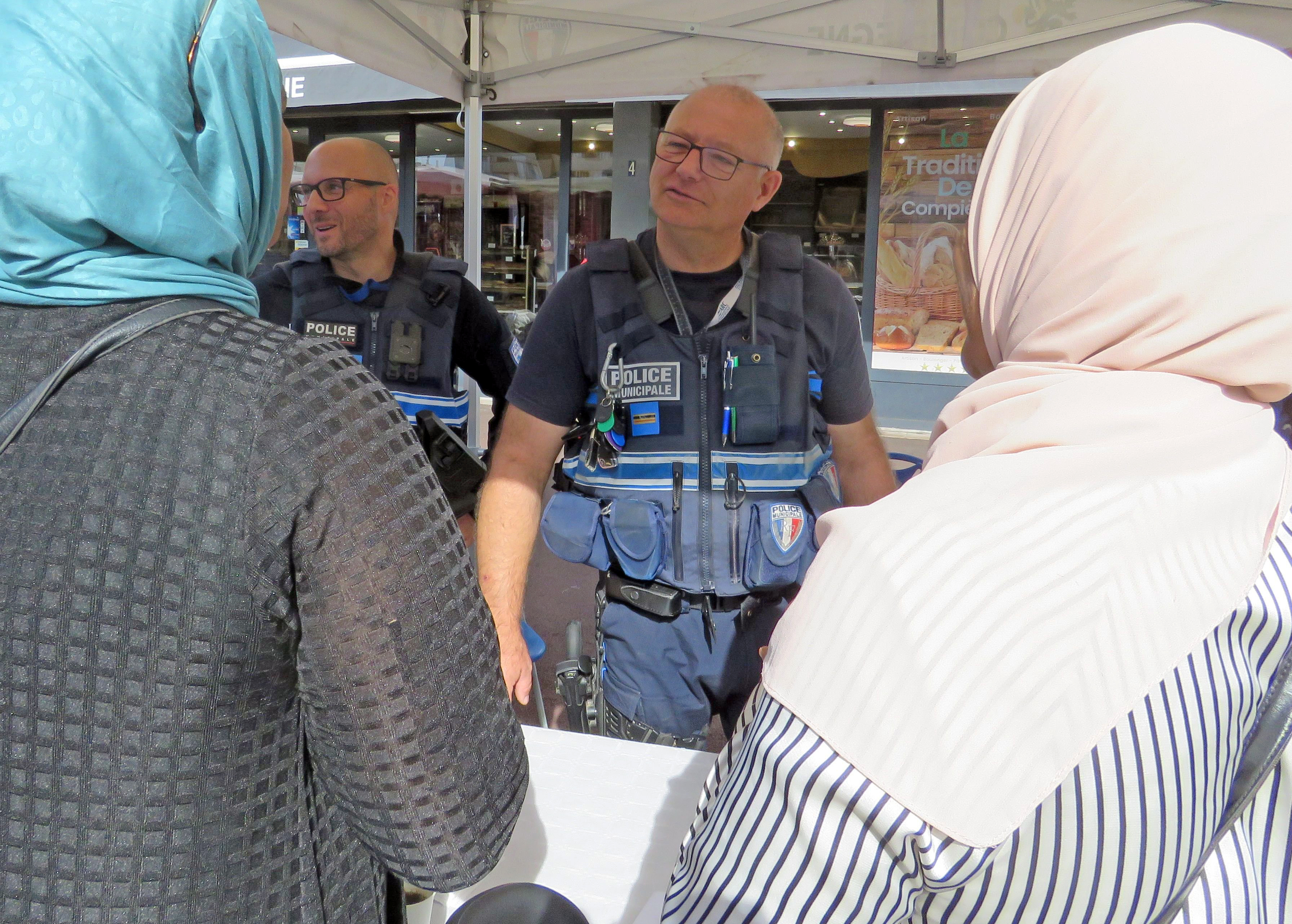 Compiègne. Pour se rapprocher des habitants, la police municipale sera sur les marchés de la ville tous les trimestres. Elle a commencé par celui du Clos-des-Roses. LP/Stéphanie Forestier