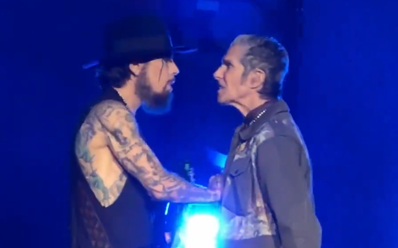 En plein milieu d'une chanson, sur scène, Perry Farrell a voulu neenenir aux mains avec son guitariste Dave Navarro. Capture X