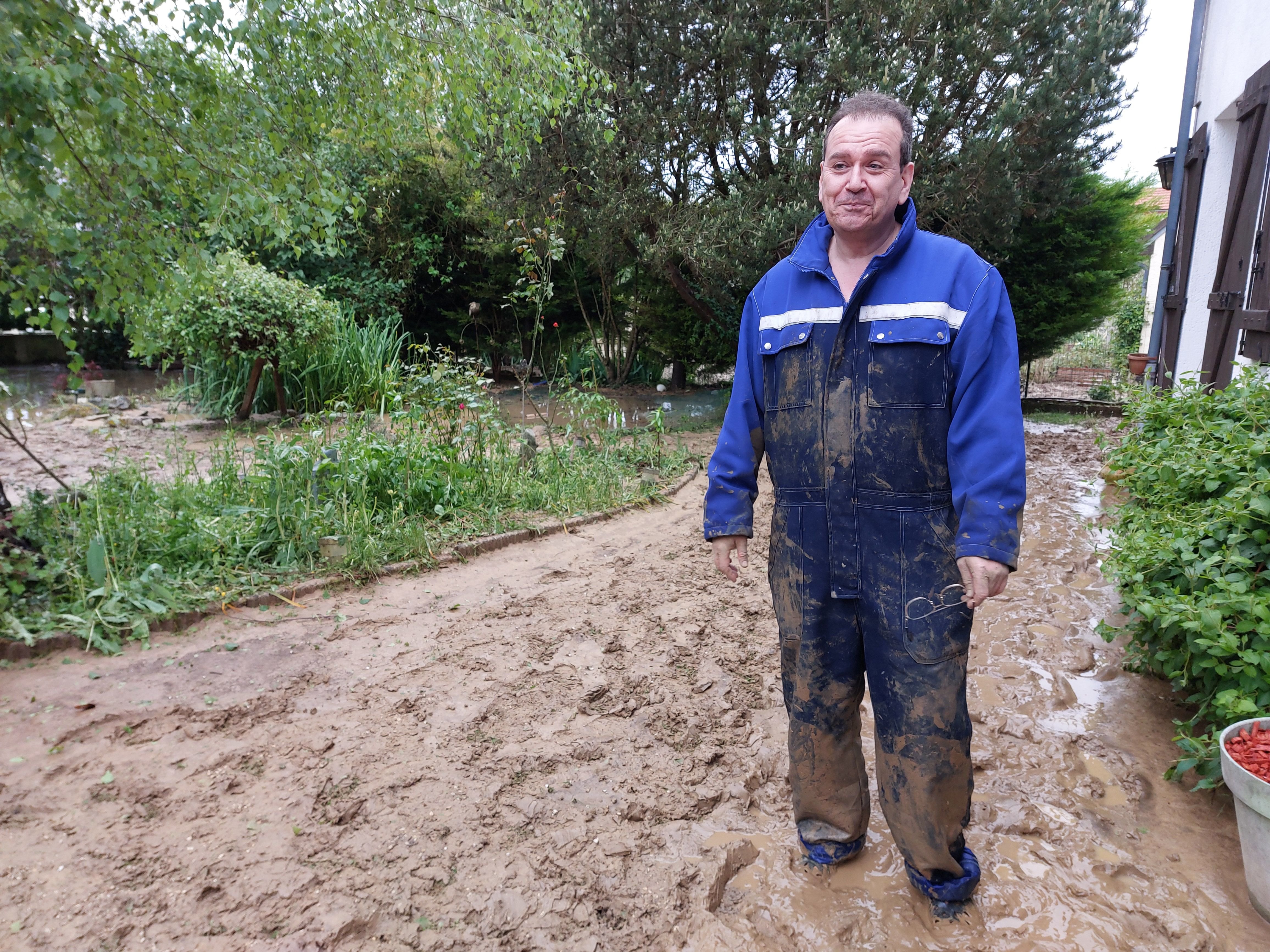 Fosses (Val-d'Oise), jeudi 2 mai 2024. Le jardin de Patrick a subi la coulée de boue de plein fouet. LP/Thibault Chaffotte