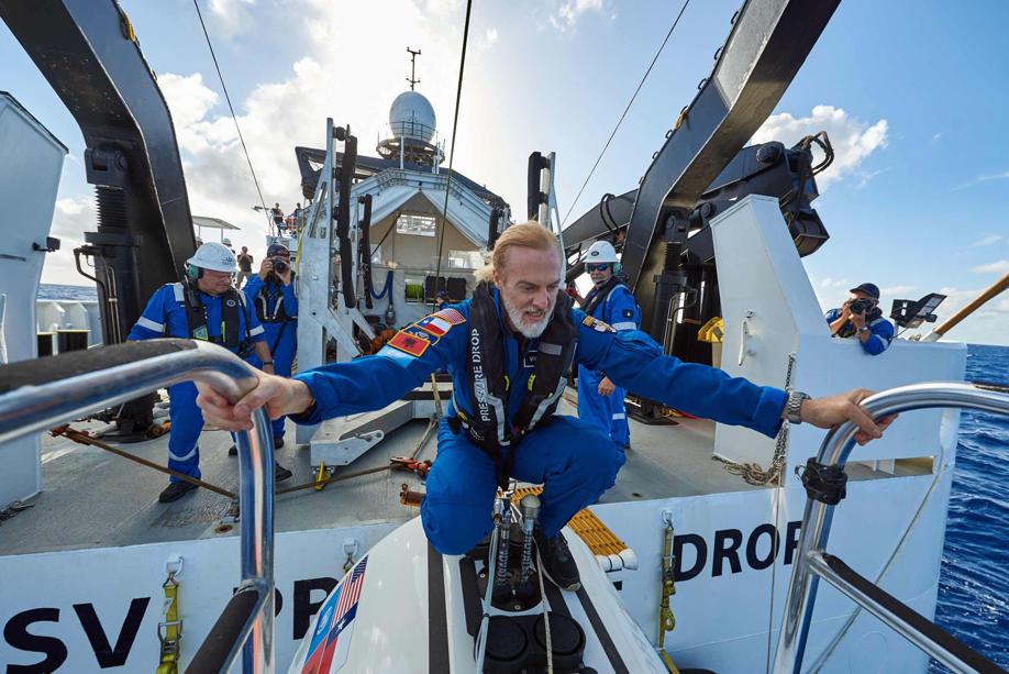 L'explorateur Victor  Vescovo s'apprête à monter à bord du « Limiting Factor », un petit sous-marin des grands fonds, depuis son navire de soutien, le «Pressure Drop». Photo : Reeve Jolliffe