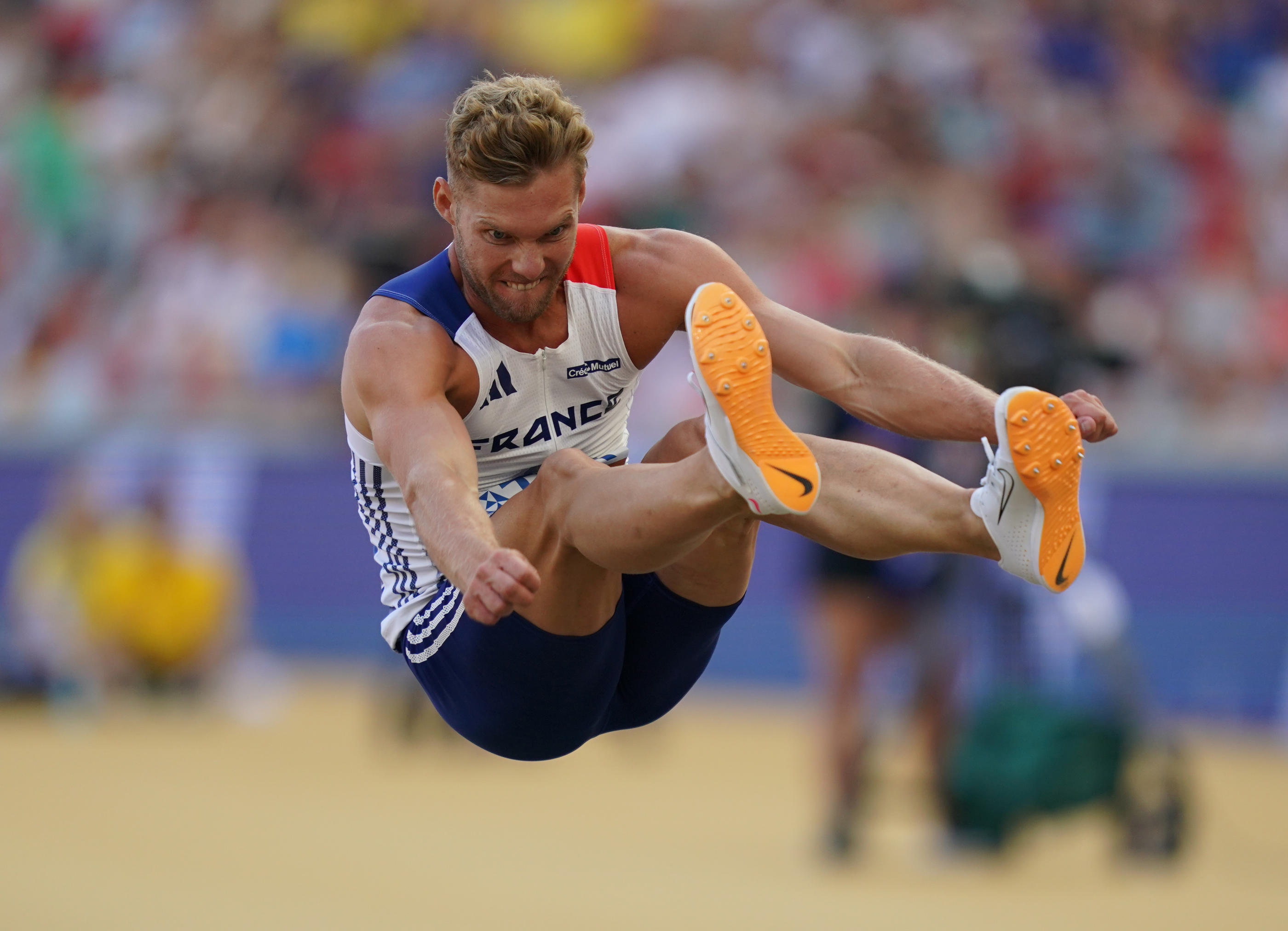 Après son abandon aux Mondiaux de l'été après l'épreuve de saut en longueur, Kevin Mayer devra passer par un autre décathlon pour assurer sa participation aux JO de Paris. PictureAlliance/Icon Sport