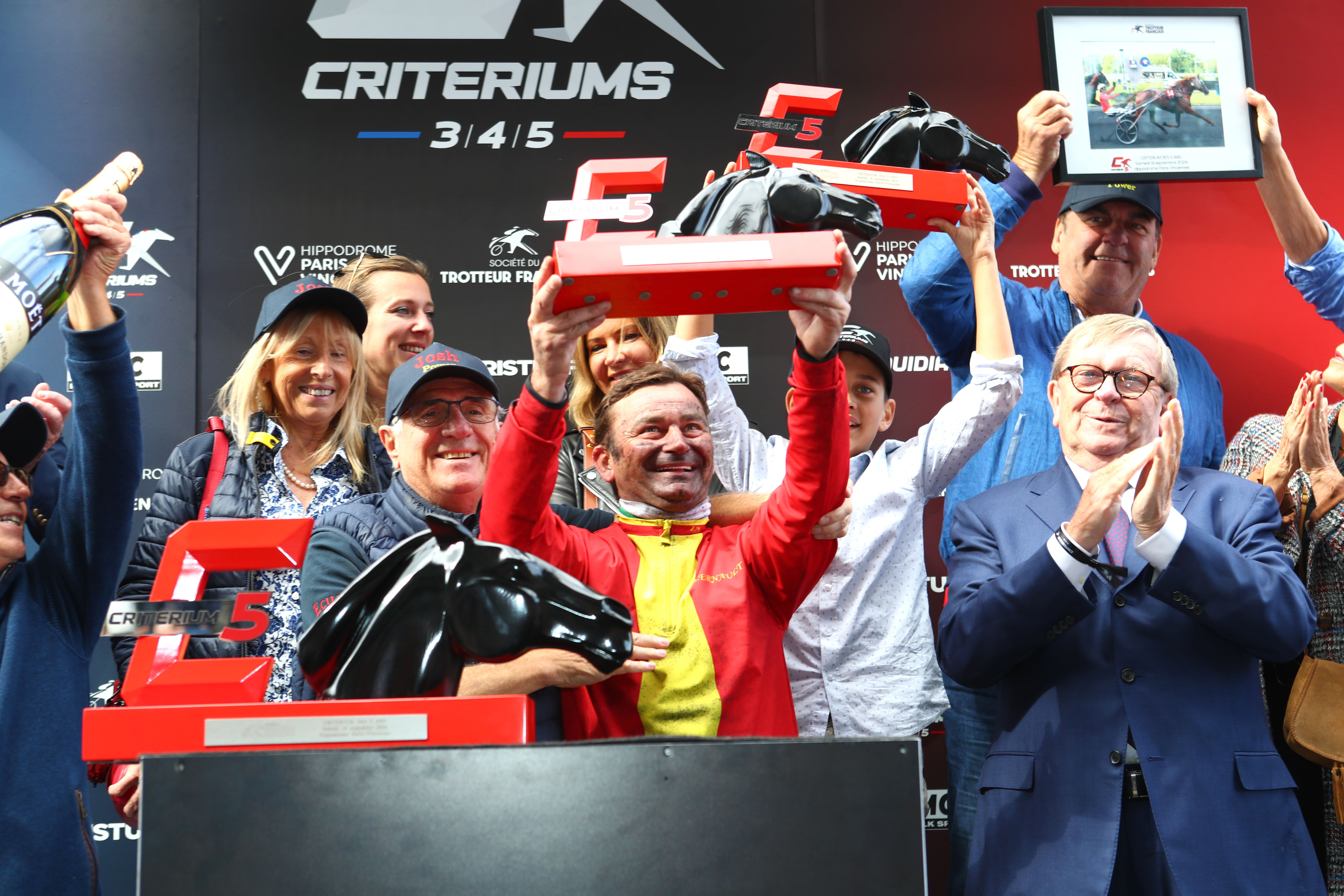 Paris-Vincennes (XIIe), le14 septembre. Sébastien Ernault lève le trophée du Critérium des 5 Ans après sa victoire avec Josh Power, au côté d'Alain Chère (avec la casquette), copropriétaire du cheval.  SCOOPDYGA - CHOURAQUI Elliott