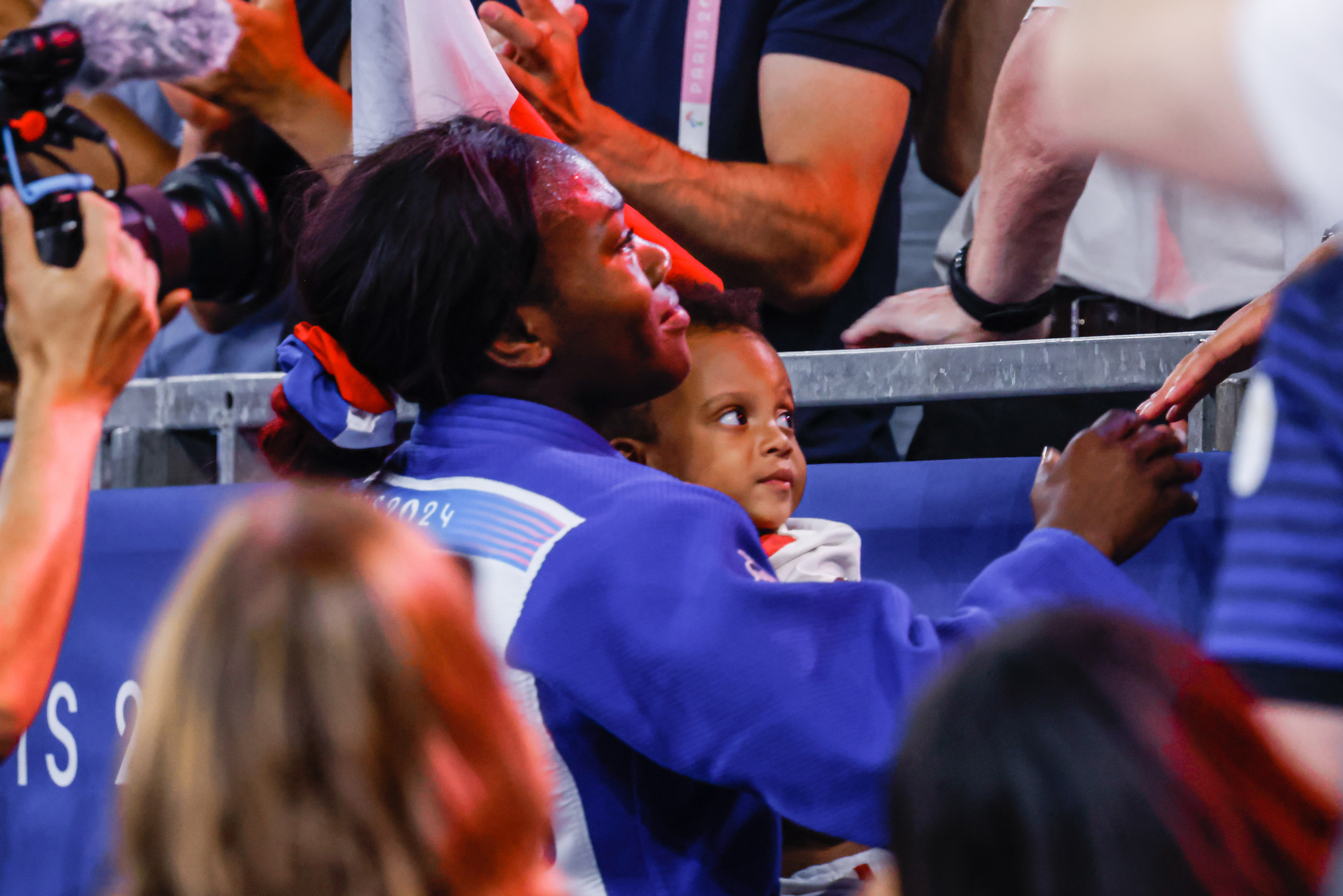 Clarisse Agbégnénou et sa fille Athéna après le gain de sa médaille de bronze. LP/Olivier Corsan