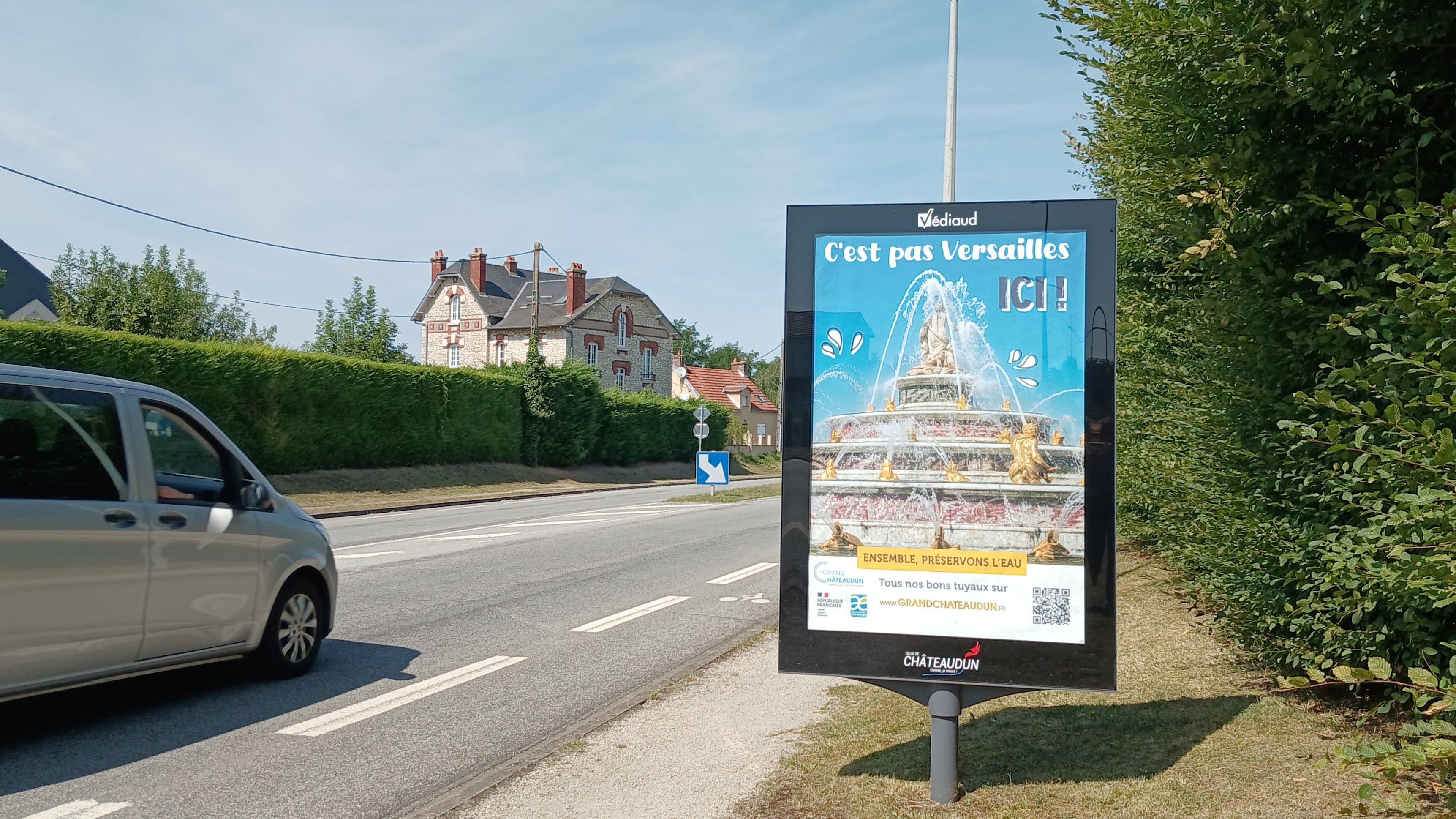 En Eure-et-Loir, la communauté de communes du Grand Châteaudun a lancé le 22 août 2024 une campagne de sensibilisation sur les usages de l'eau, avec des affiches aux messages humoristiques. LP/Jade Bihan