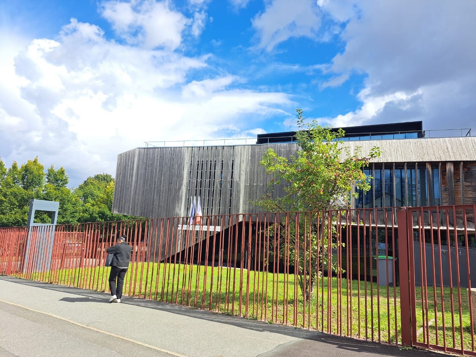 Massy (Essonne), ce 12 septembre. Le lycée Fustel-de-Coulanges a connu une rentrée agitée : une bagarre a éclaté devant les grilles le 9 septembre, et une machette a été saisie dans les toilettes des garçons le lendemain. LP/Thomas Diquattro