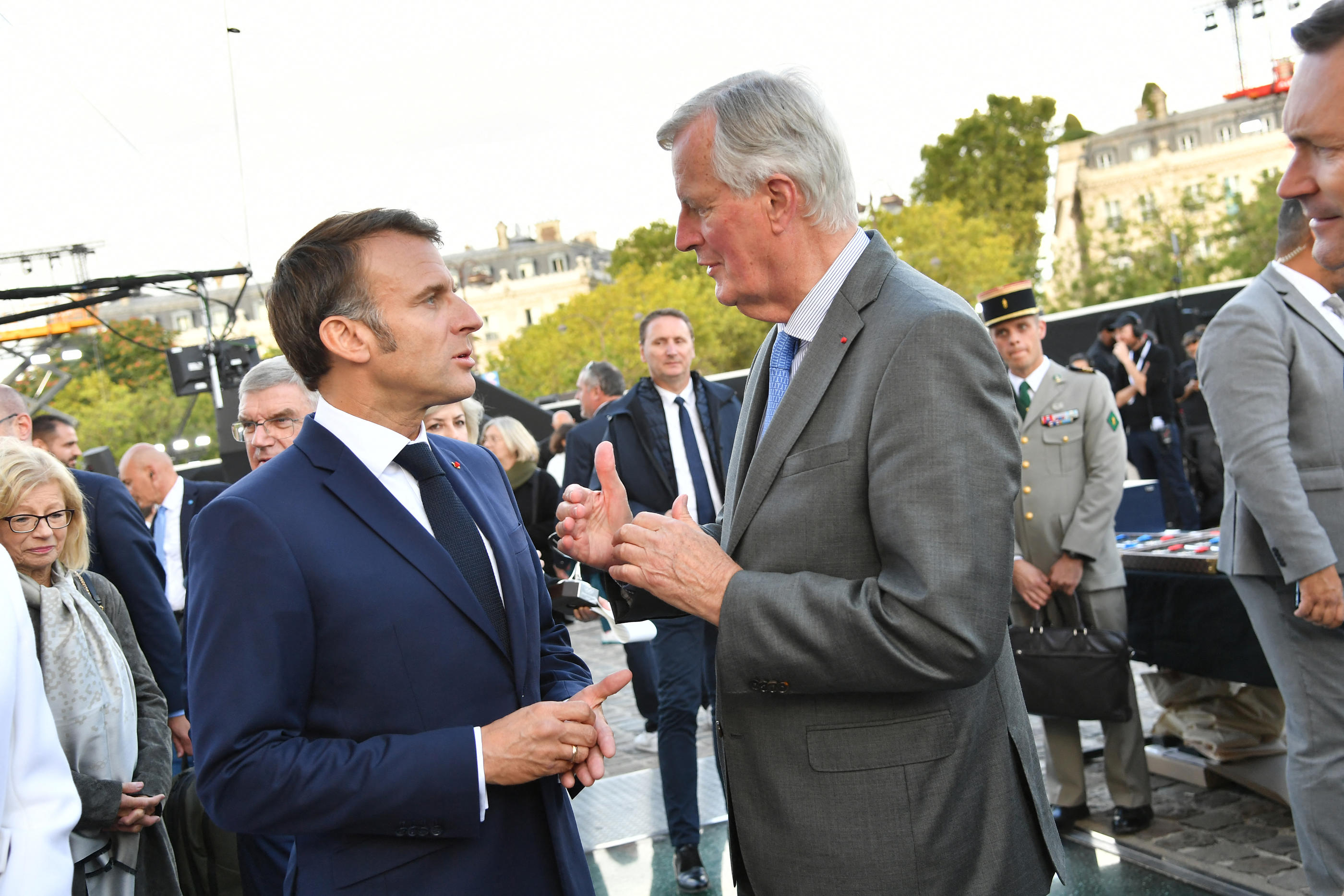 A l'heure où les LR pèsent de tout leur poids pour entrer en force dans le futur gouvernement de Michel Barnier, Emmanuel Macron (ici samedi avec le Premier ministre) plaide toujours pour la formation d’une coalition. Perusseau-Ramsamy/Bestimage