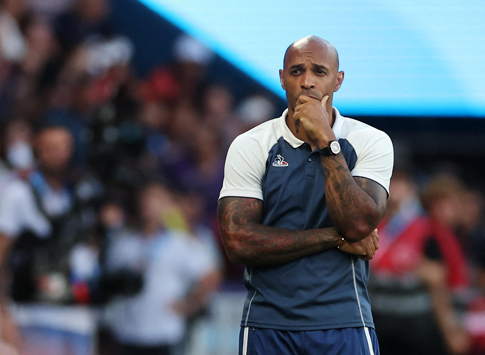 Les larmes aux yeux, Thierry Henry a demandé à ses joueurs de saluer le public du Parc des Princes, malgré la défaite. Reuters/Paul Childs