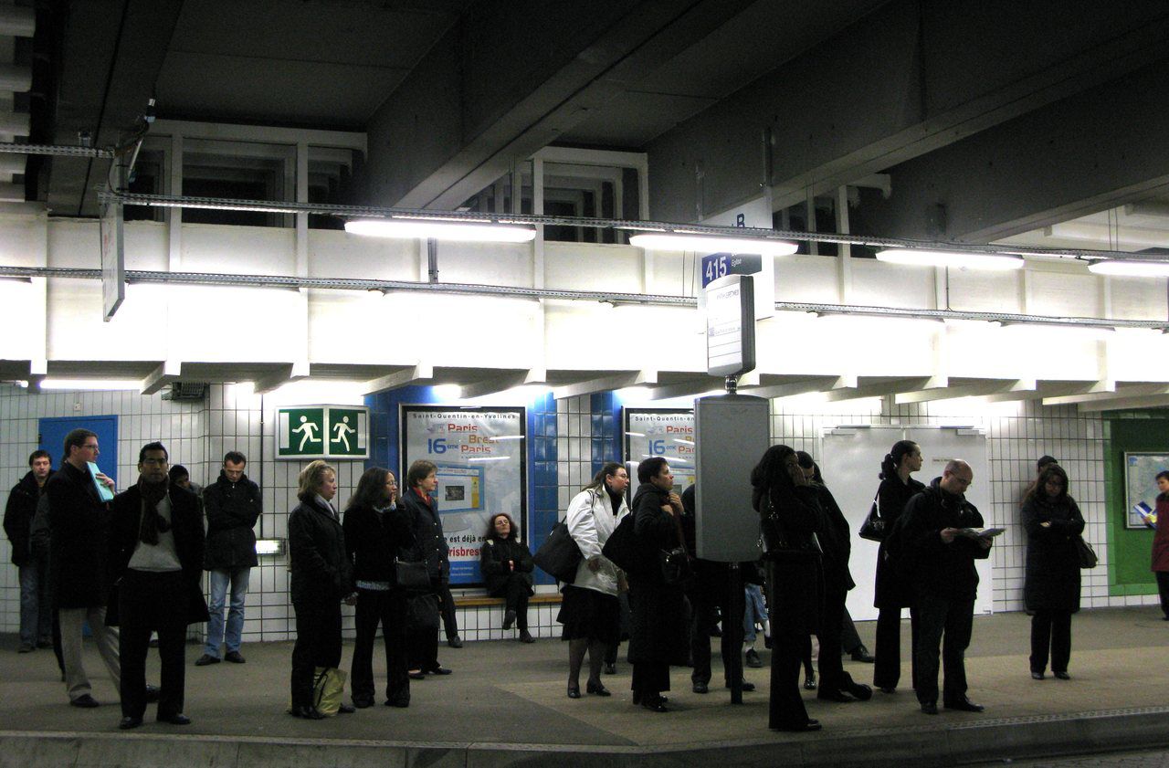 Montigny-le-Bretonneux (Yvelines). Le mineur de 16 ans attendait son bus à la gare routière de Saint-Quentin-en-Yvelines quand deux jeunes l'ont abordé et contraint sous la menace à se rendre dans un parking souterrain. LP/B.L.