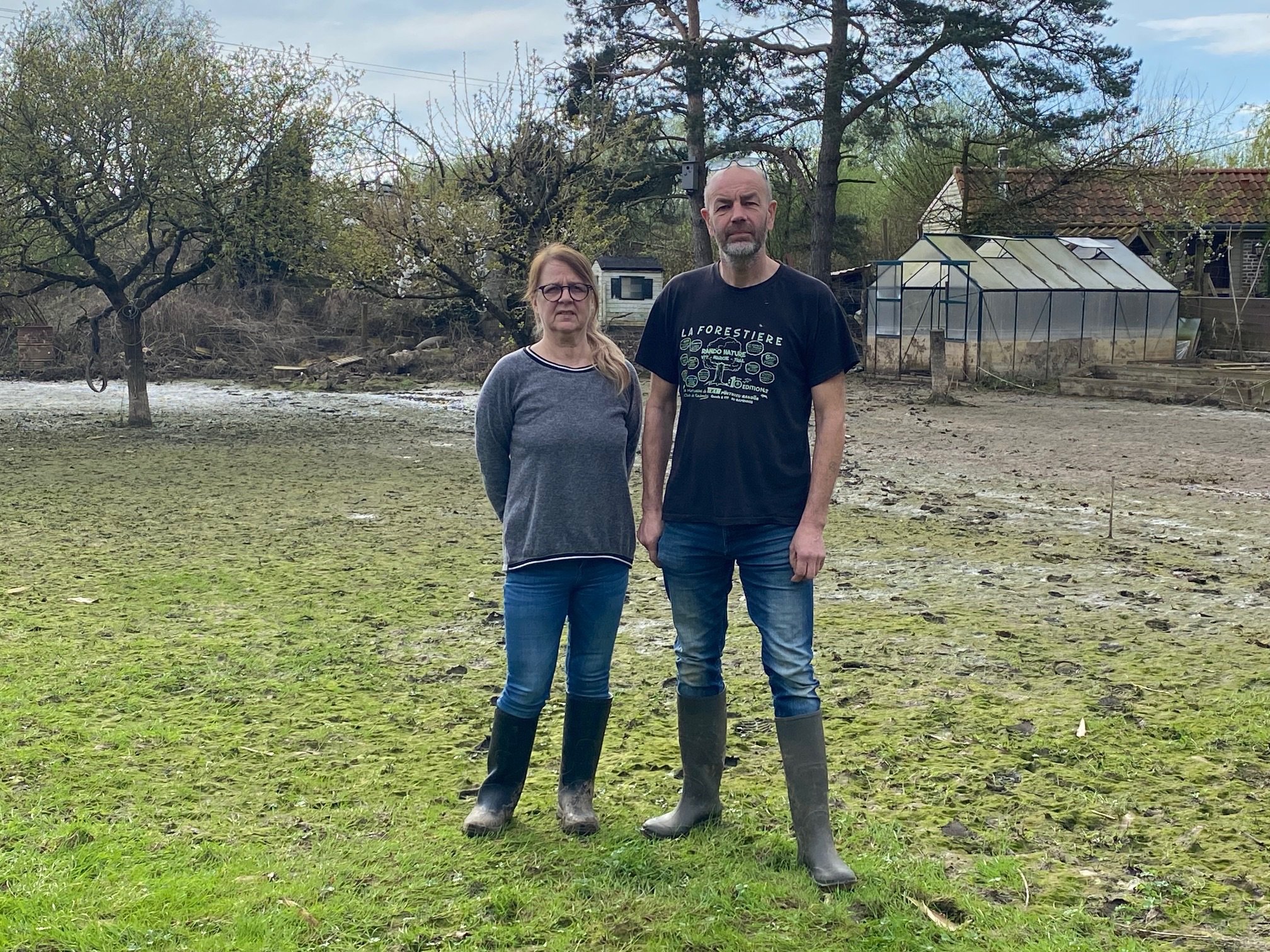 Nathalie et Xavier Richard dans leur jardin ravagé par les inondations. LP/Isabelle Boidanghein