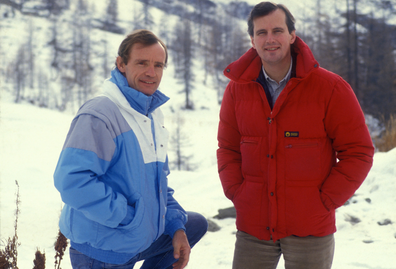 En février 1986, Michel Barnier (à droite) lance avec Jean-Claude Killy la candidature d'Albertville pour l'organisation des JO d'hiver de 1992. L'homme politique deviendra le président du comité d’organisation de ces Jeux qui ont marqué la région. GAMMA-RAPHO