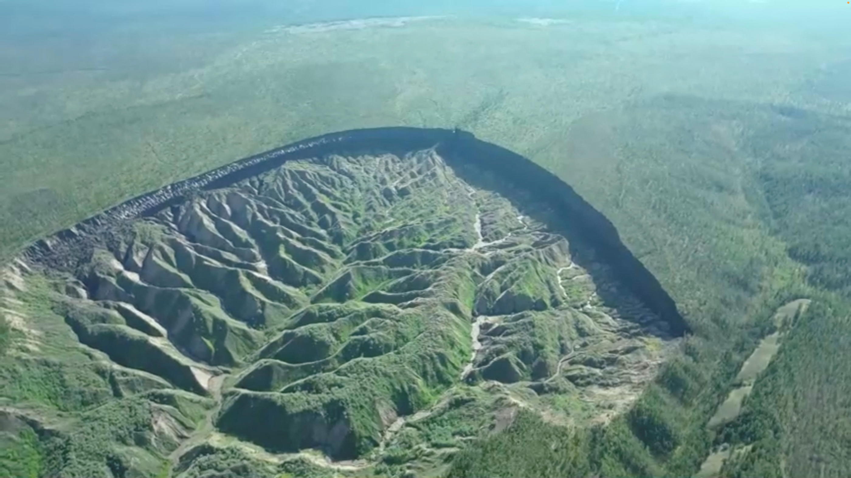 Sur le site de Batagaïka, en République de Sakha, en Russie (ici en juillet 2023), la situation est alarmante car l’affaissement du terrain s’accélère de façon incontrôlable selon François Costard, géomorphologue au CNRS et spécialiste des régions périglaciaires.  Reuters TV