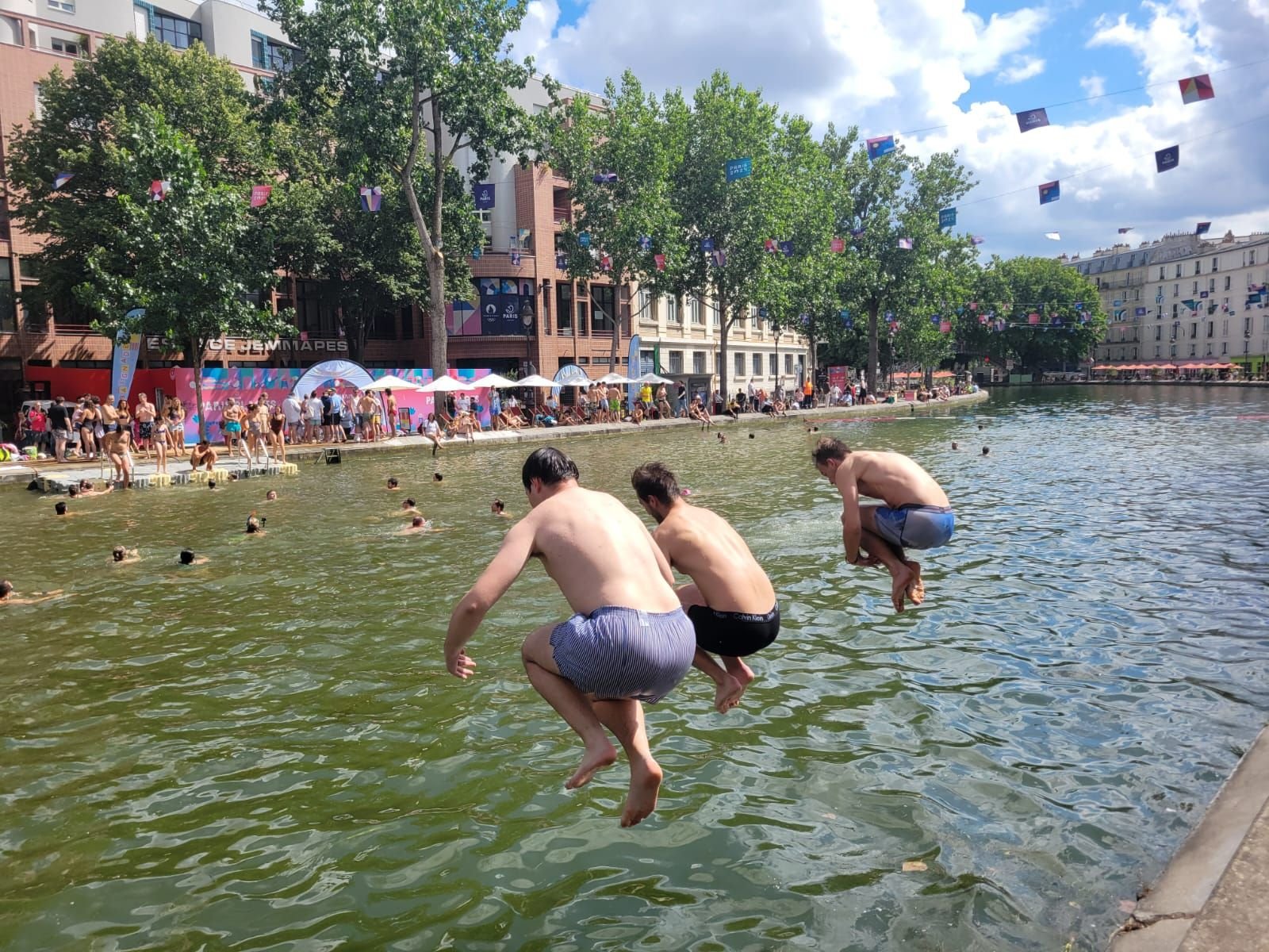 Paris, dimanche 21 juillet 2024. Jusqu'au 1er septembre, un espace de baignade gratuit est aménagé au cœur du canal Saint-Martin.