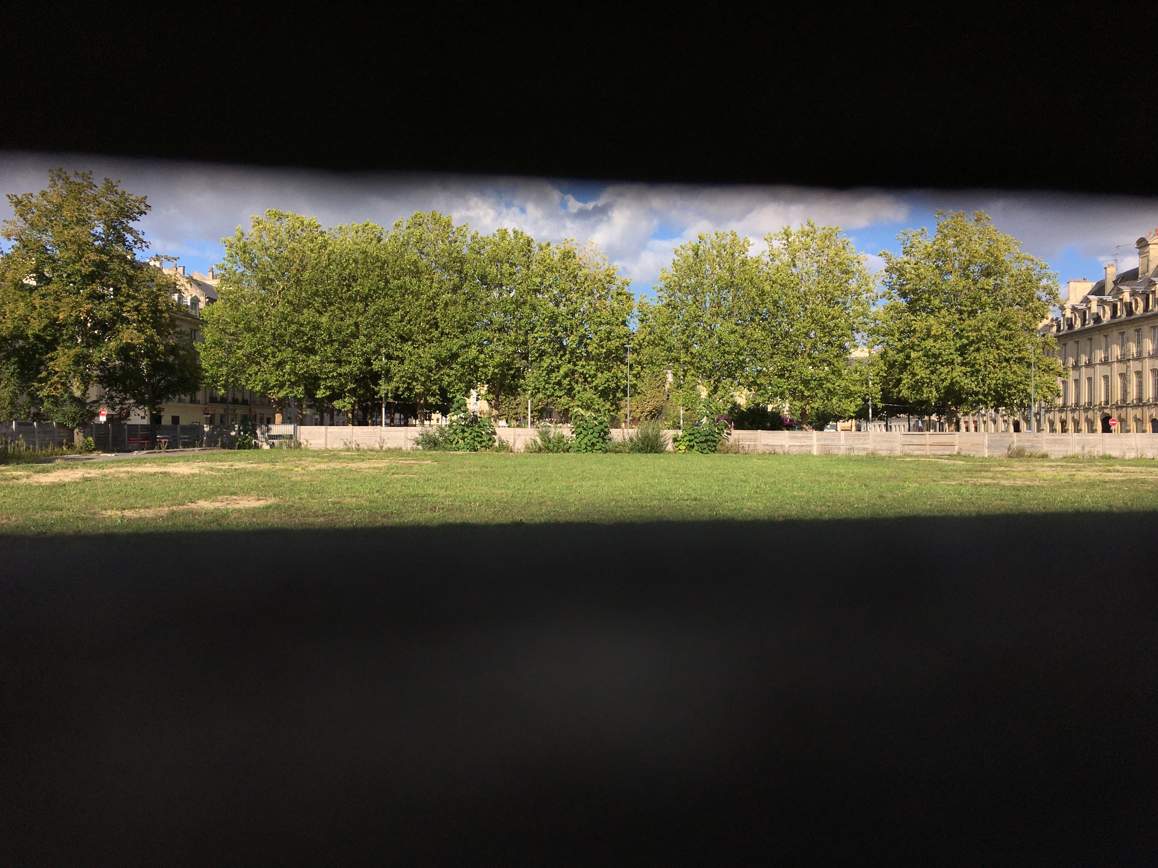 La parcelle en jachère de la place de la République, à Caen, est entourée de palissades depuis 2017. LP/Esteban Pinel