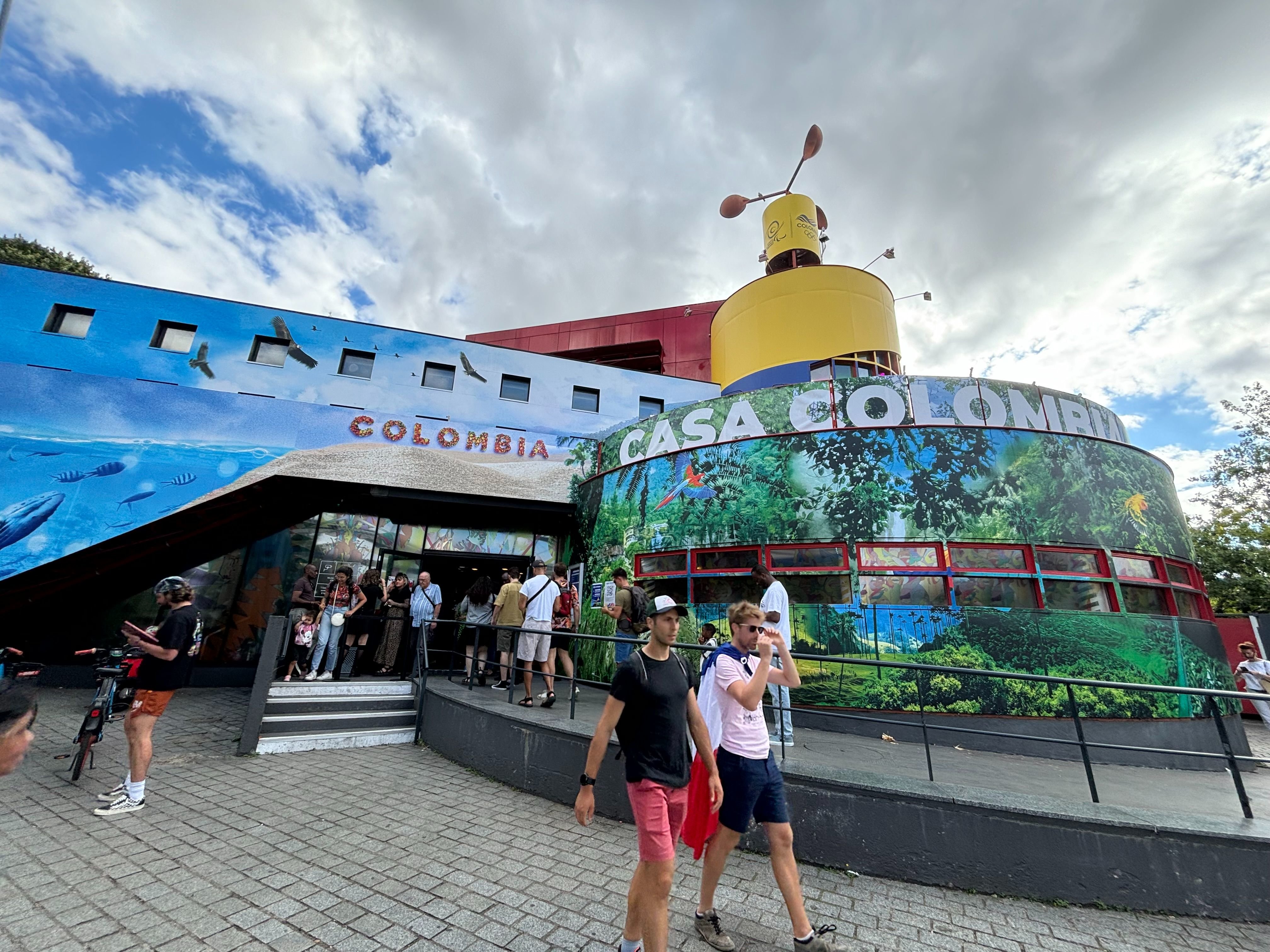 Paris (XIXe). Au Parc des Nations à la Villette, la casa Colombia est la maison olympique qui ferme le plus tard, vers 1 heure du matin. Quatre écrans géants y diffusent les grands moments des Jeux. LP/Cécilia Leriche