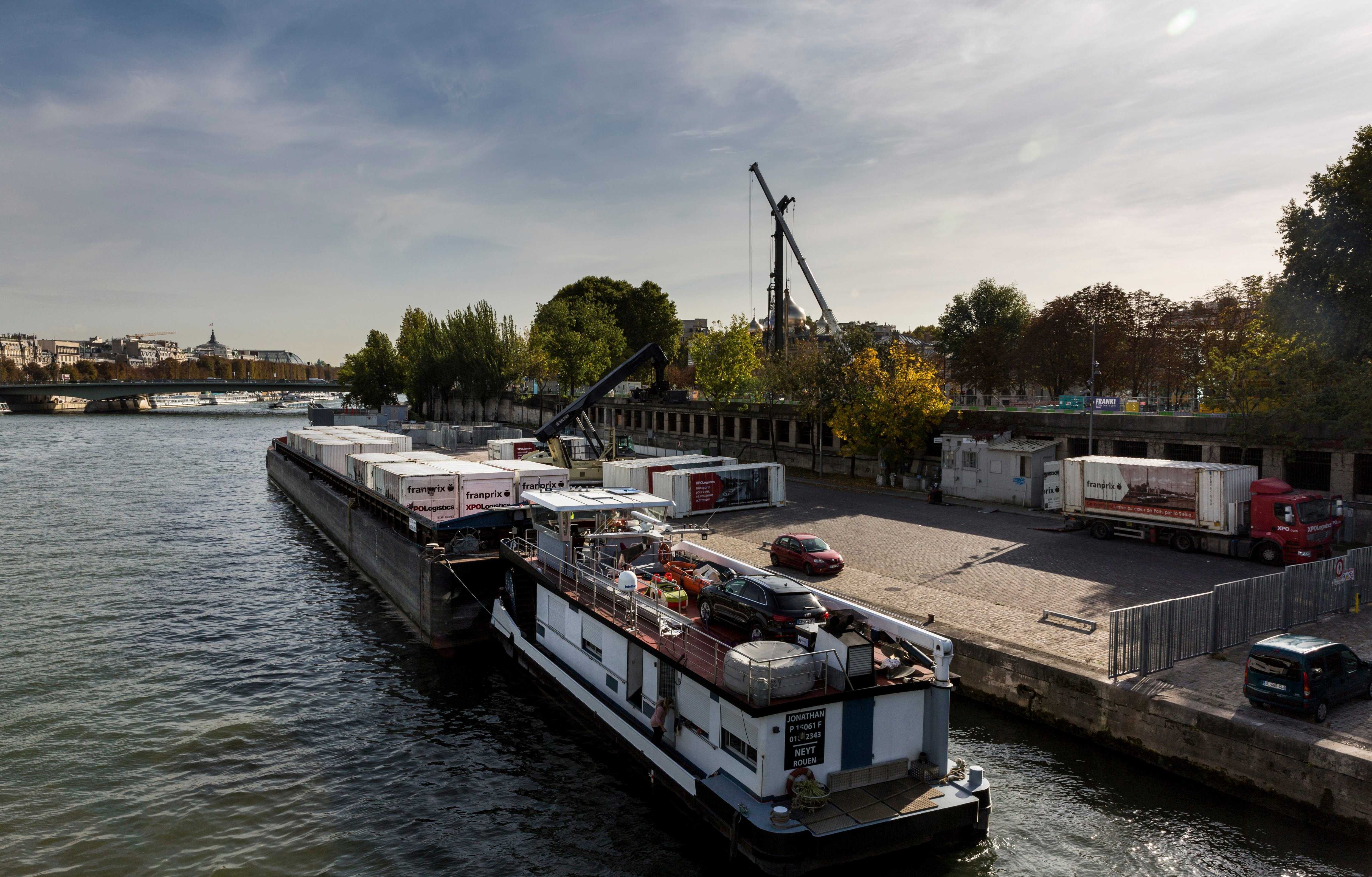 Paris, le 4 octobre 2017. Franprix livre ses magasins parisiens en acheminant au port de la Bourdonnais ses marchandises par transport fluvial sur la Seine.