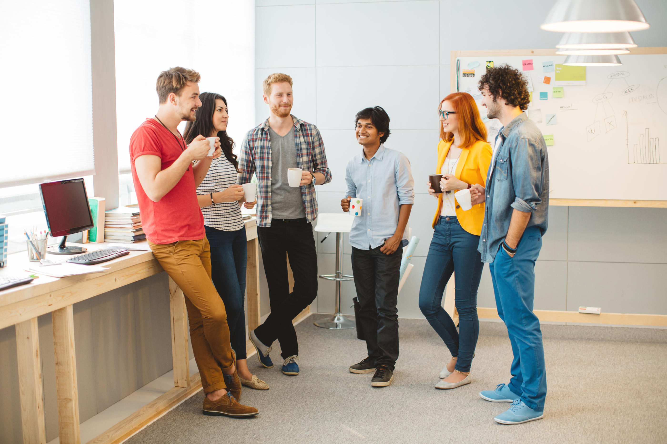 Se retrouver autour d’un café permet de créer du lien avec ses collègues en abordant un panel très large de sujets, pros ou persos. Istock