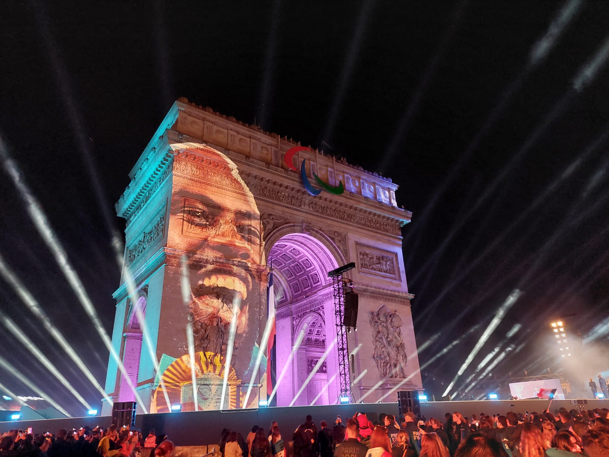 Teddy Riner façon Zidane 1998 sur l'Arc de Triomphe. Le Parisien