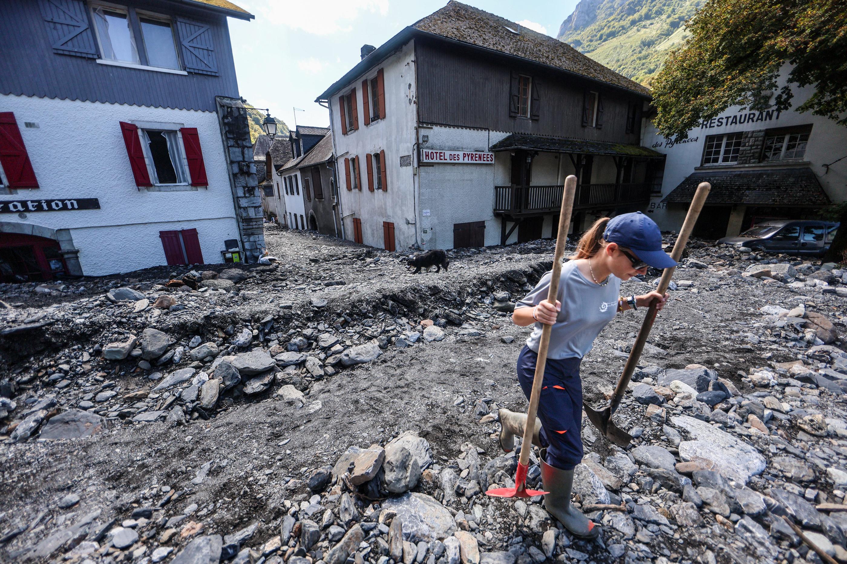 Etsaut, le 7 septembre. «On a du mal à croire que ce petit ruisseau a pu charrier d’aussi gros rochers. C’était vraiment violent», témoigne un habitant d'Etsaut (Pyrénées-Atlantiques). PHOTOPQR/Sud Ouest/David Le Deodic