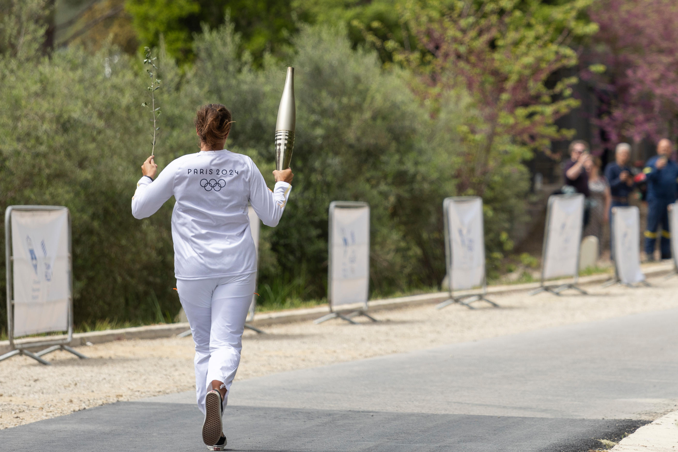 Athènes (Grèce), le 16 avril. La nageuse olympique Laure Manaudou a récupéré la flamme à Olympie, avant son frère ce mercredi 8 mai à Marseille (Bouches-du-Rhône). Icon Sport