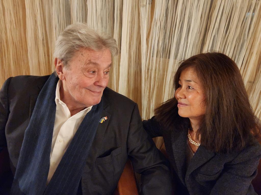 Alain Delon et sa compagne Hiromi Rollin. DR