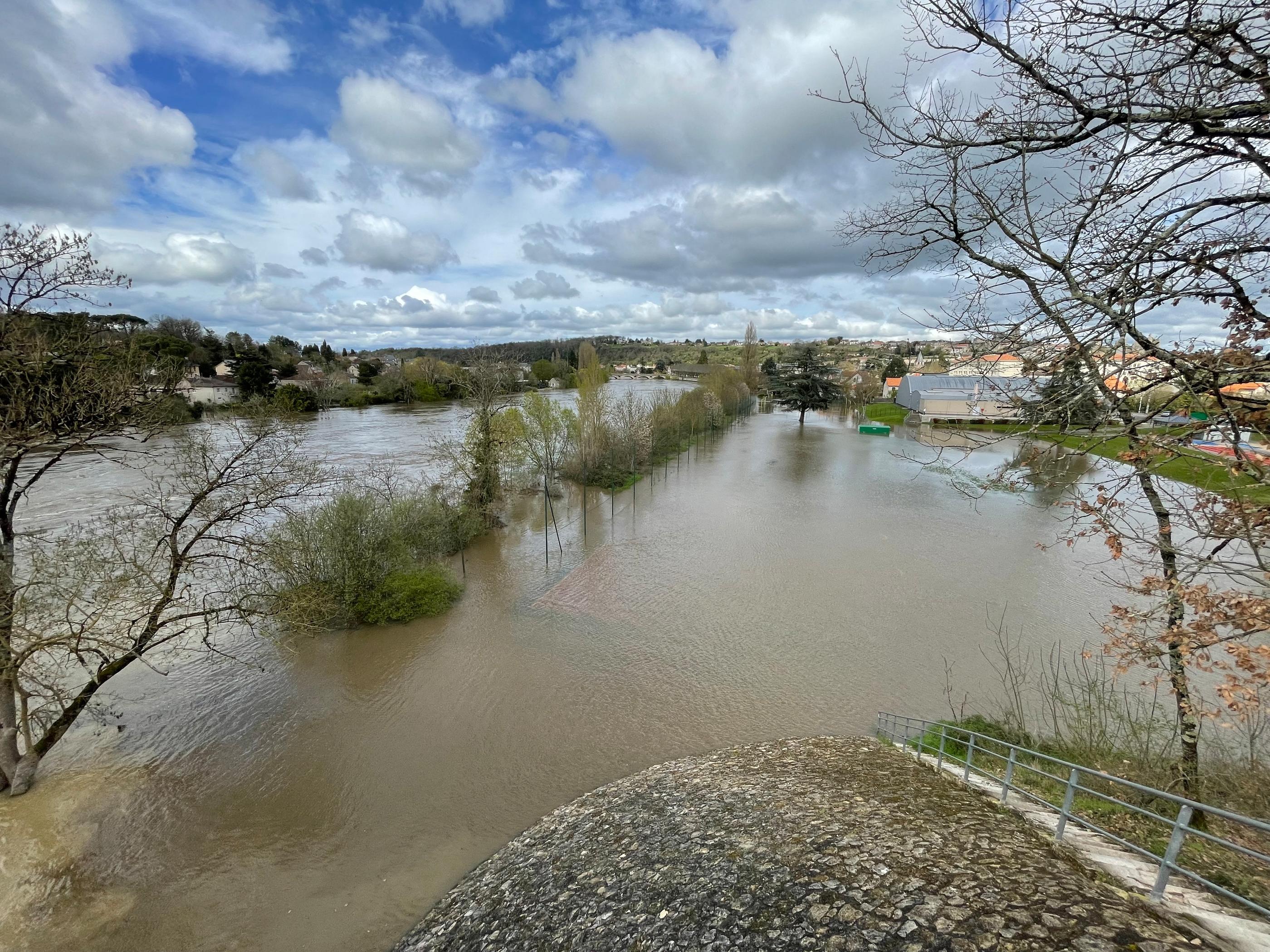 Suite aux fortes intempéries, la Creuse, la Gartempe et la Vienne (sur la photo) ont atteint des pics de hauteur exceptionnels et débordé de leur lit ce week-end de Pâques. Radio France/Antoine Plouzennec