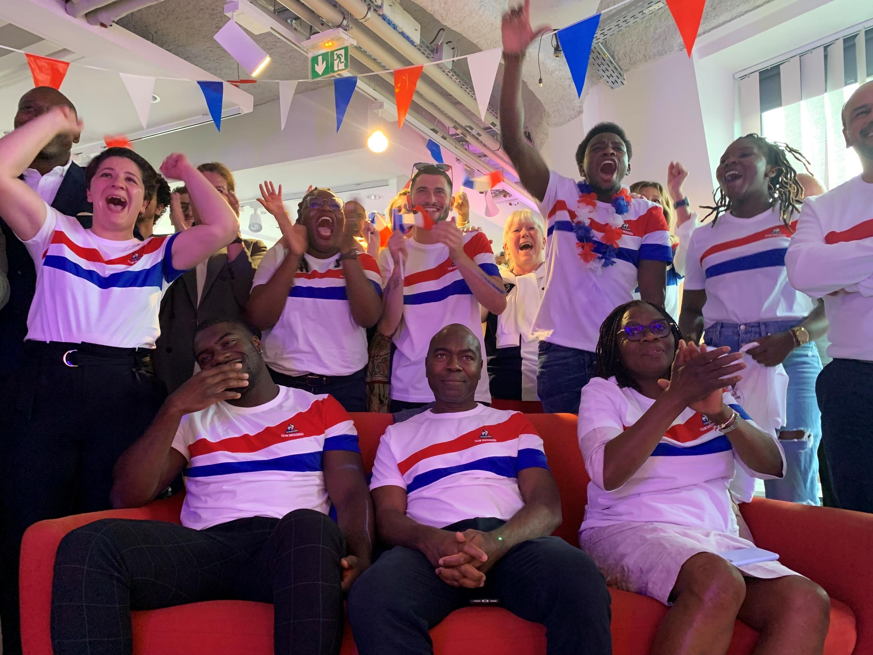 Les parents de Clarisse Agbégnénou exultent après la victoire de leur fille qui remporte la médaille d'or en moins de 63kg