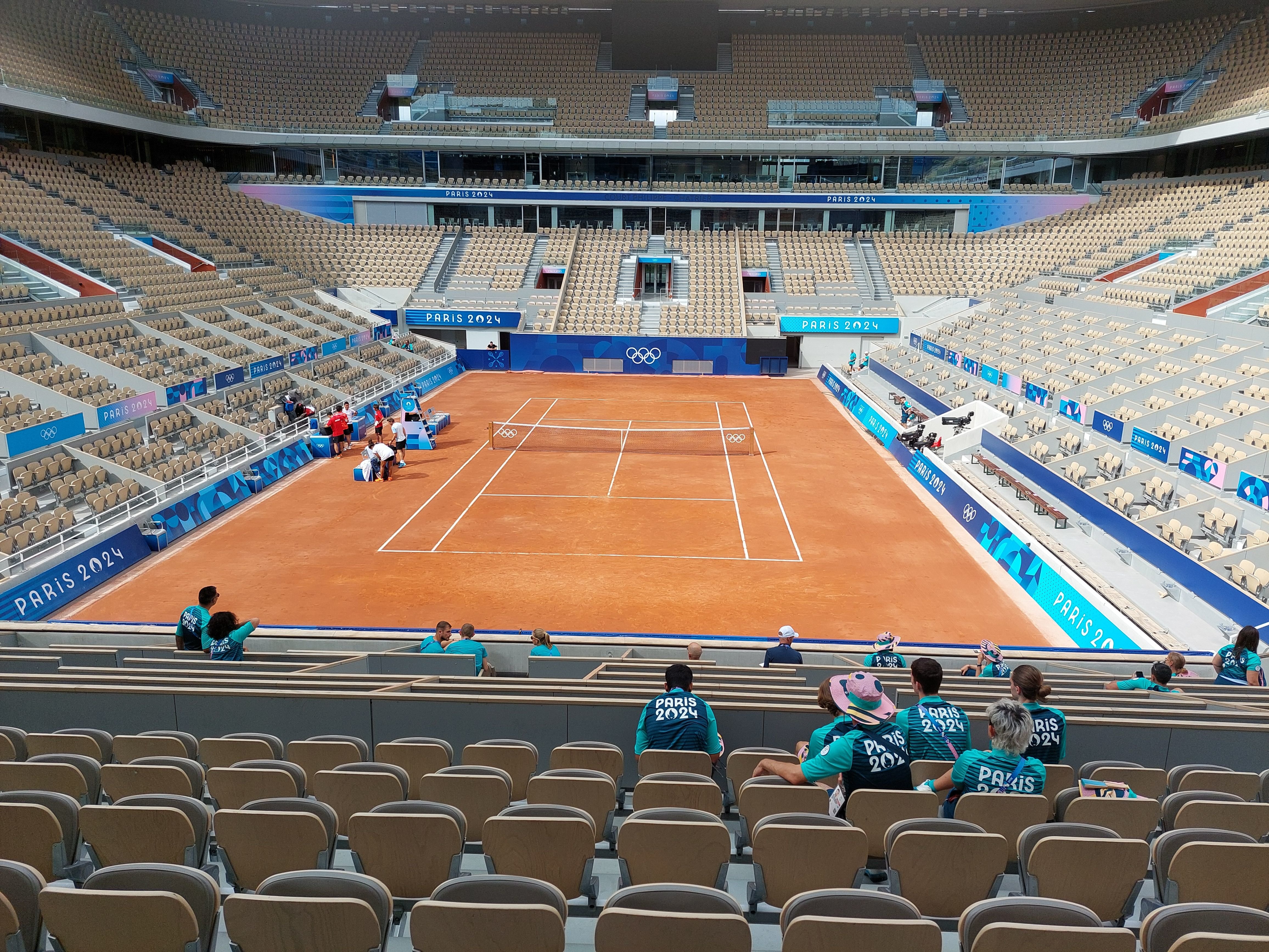 Le court Philippe-Chatrier de Roland-Garros aux couleurs des Jeux. La Japonaise Naomi Osaka s'y est entraînée ce samedi. LP/Vincent Mongaillard