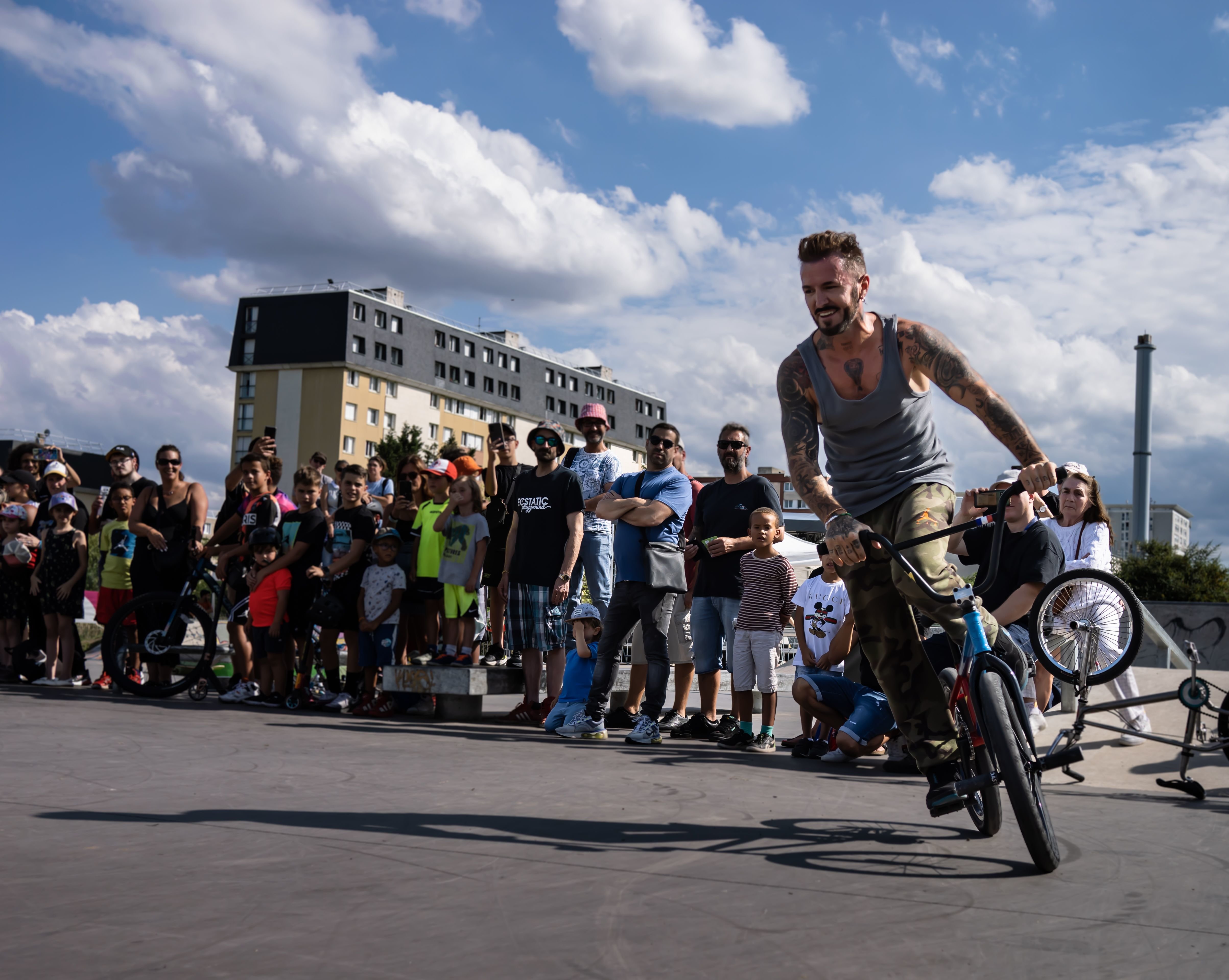 Achères (Yvelines), le 2 septembre 2023. Le collectif local Ecstatic Playground organise un grand rassemblement festif sur le skatepark d'Achères, avec notamment le champion de BMX Alex Jumelin, lui-même originaire de la ville. Pierre Leroi