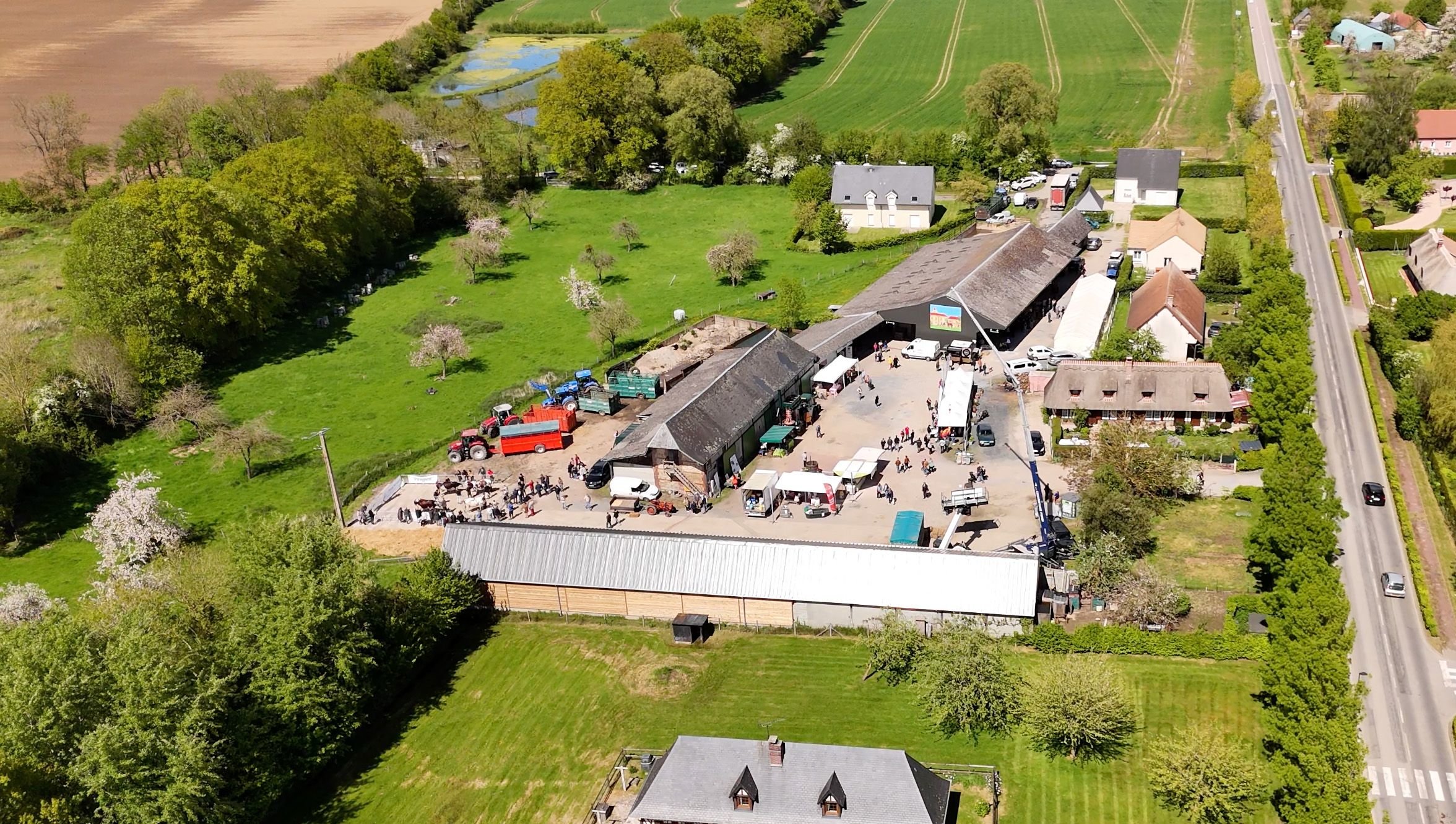 La ferme urbaine d'Épaignes, ici pendant le comice agricole organisé le 4 mai 2024, se transforme en écoquartier touristique rural à quelques mètres du centre-bourg du village. LP/Julie Guesdon