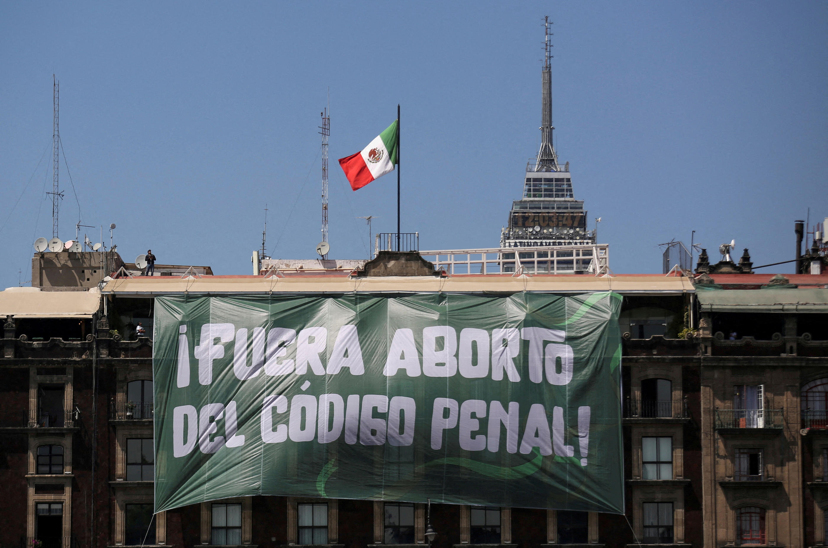 Une banderole clamant : "L'avortement hors du Code pénal" suspendue à un bâtiment de Mexico, la capitale mexicaine, le 8 mars dernier pour la Journée internationale des droits des femmes. REUTERS/Quetzalli Nicte-Ha