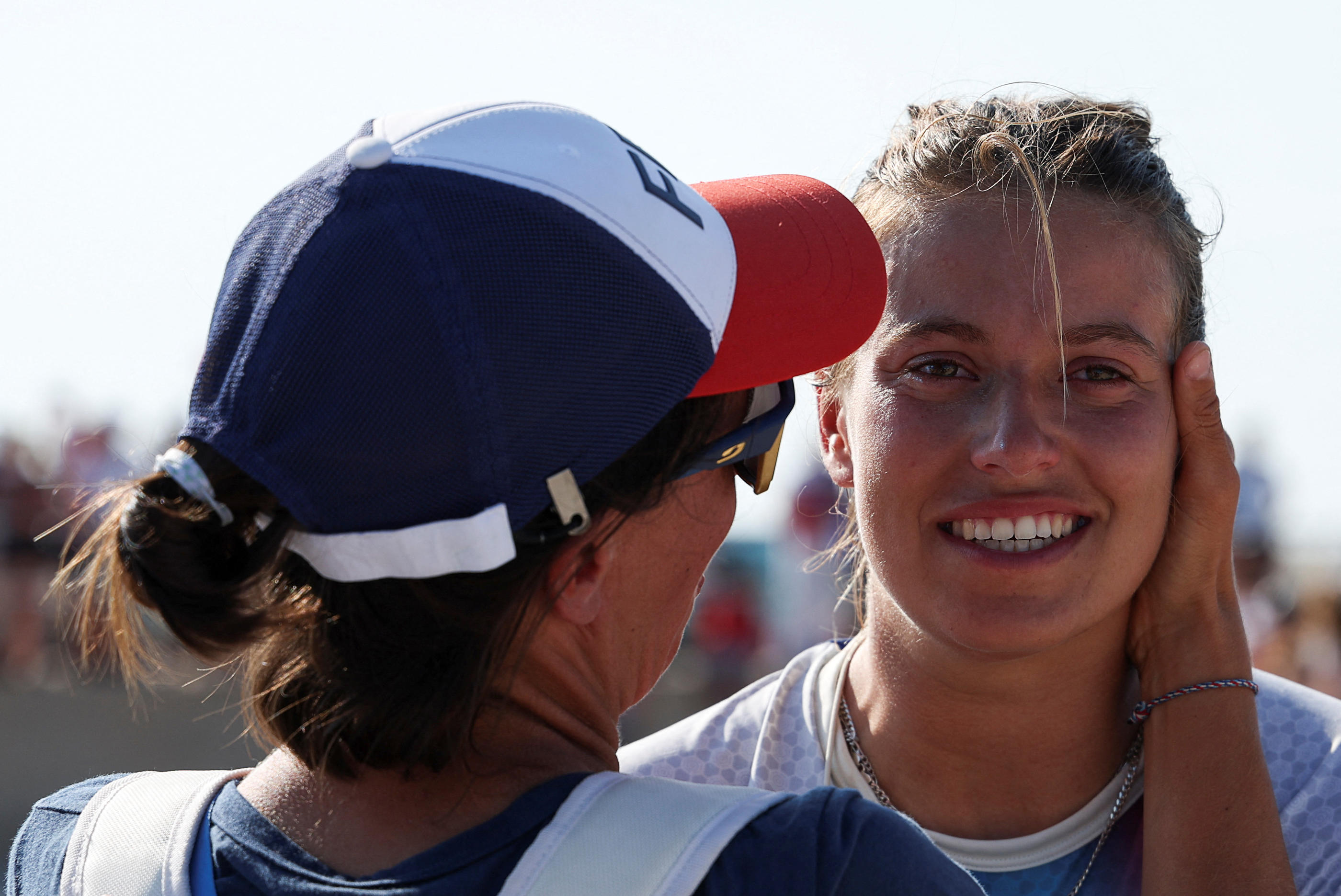 Déçue de sa deuxième place, Lauriane Nolot a été consolée par son clan. Reuters/Jeremy Lee