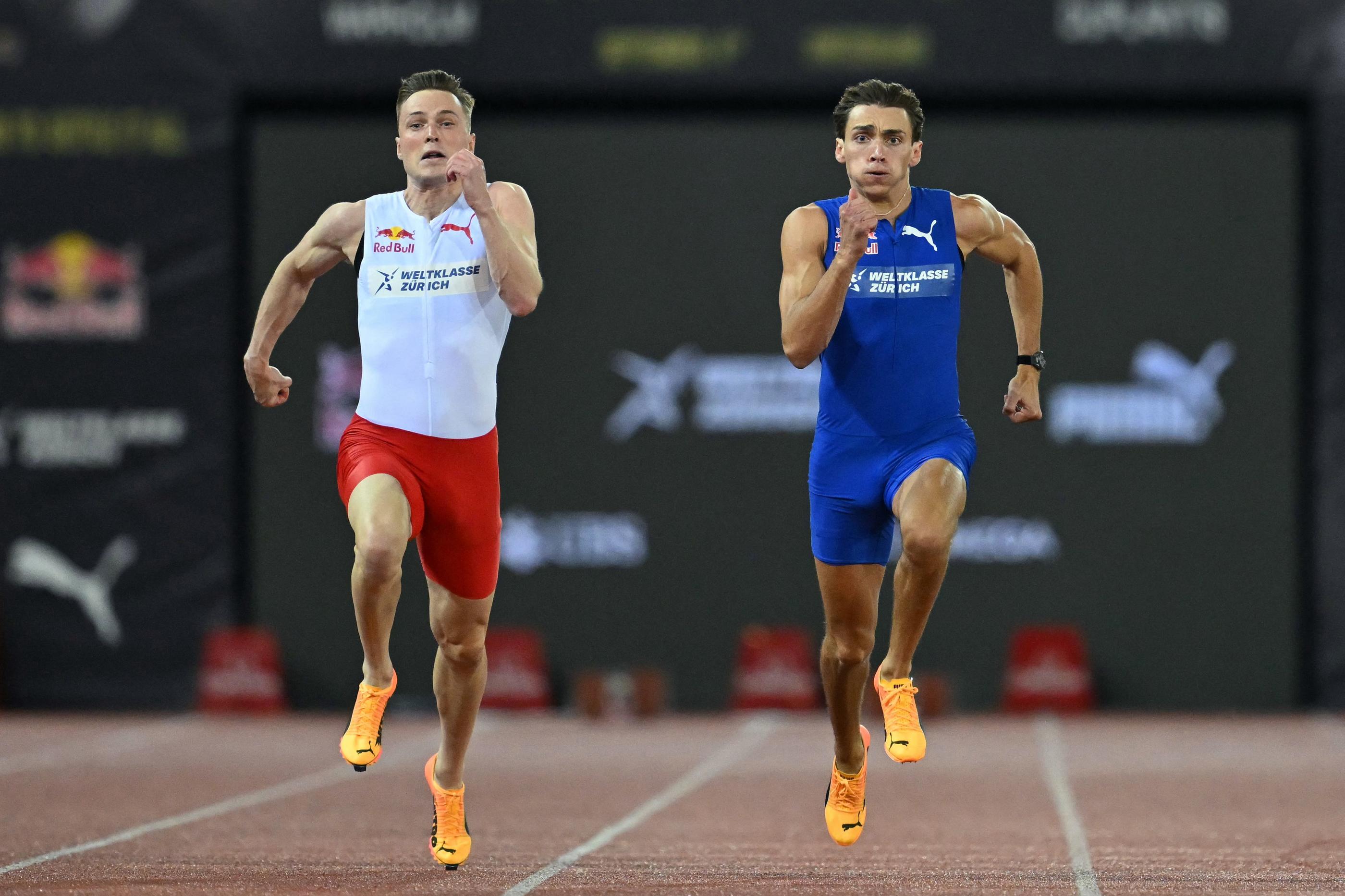 Armand Duplantis, à droite, a dominé Karsten Warholm. lors d'un 100 m de gala à Zurich. AFP/Fabrice Coffrini