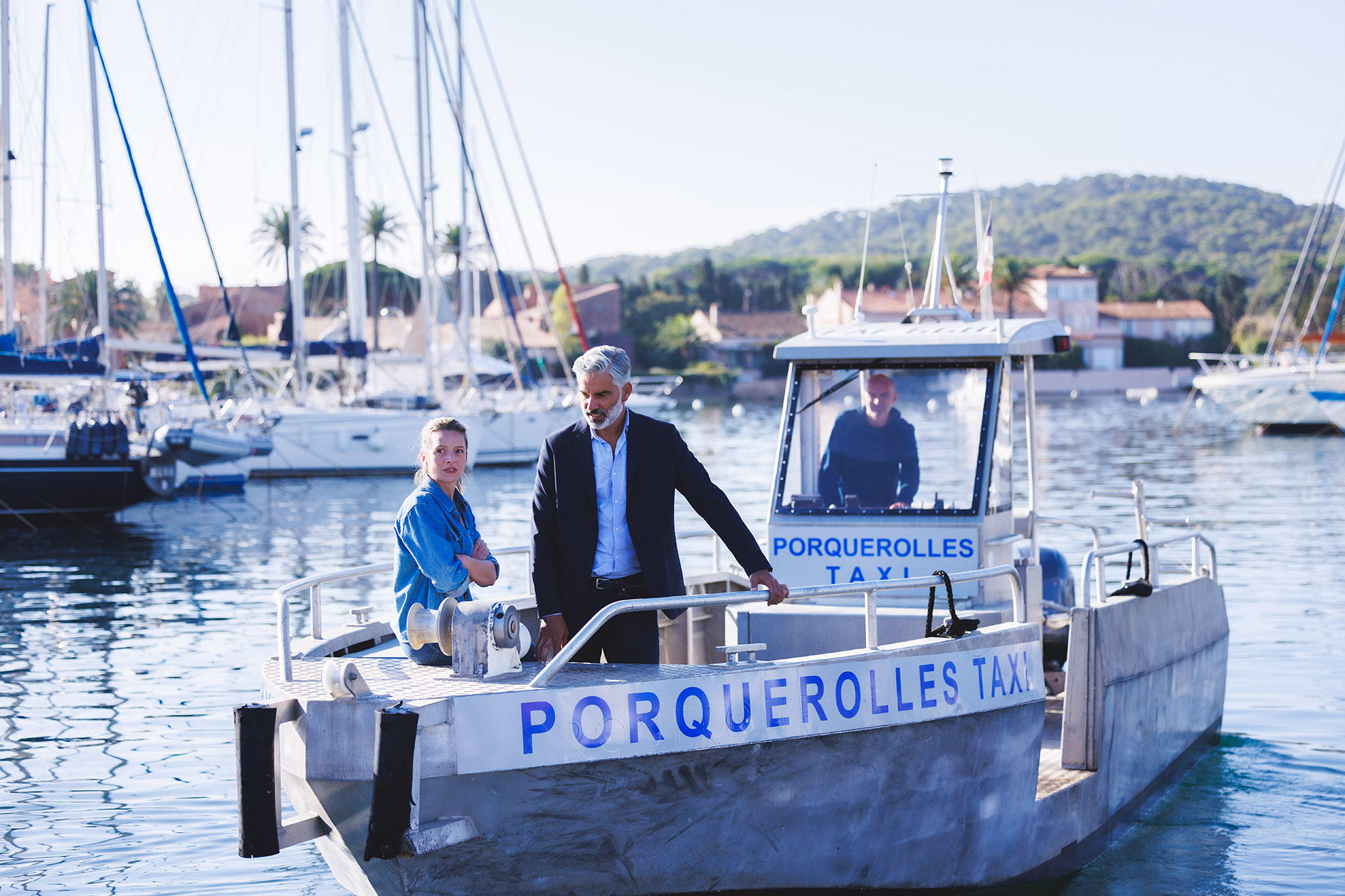 Dans « Meurtres à Porquerolles », Charlie Bruneau campe la commandante de police Charlie Landowski et Francois Vincentelli incarne le juge Arnaud Taillard, ils vont devoir faire équipe pour résoudre le meurtre d'une artiste peintre. Stock/Olivier Martino