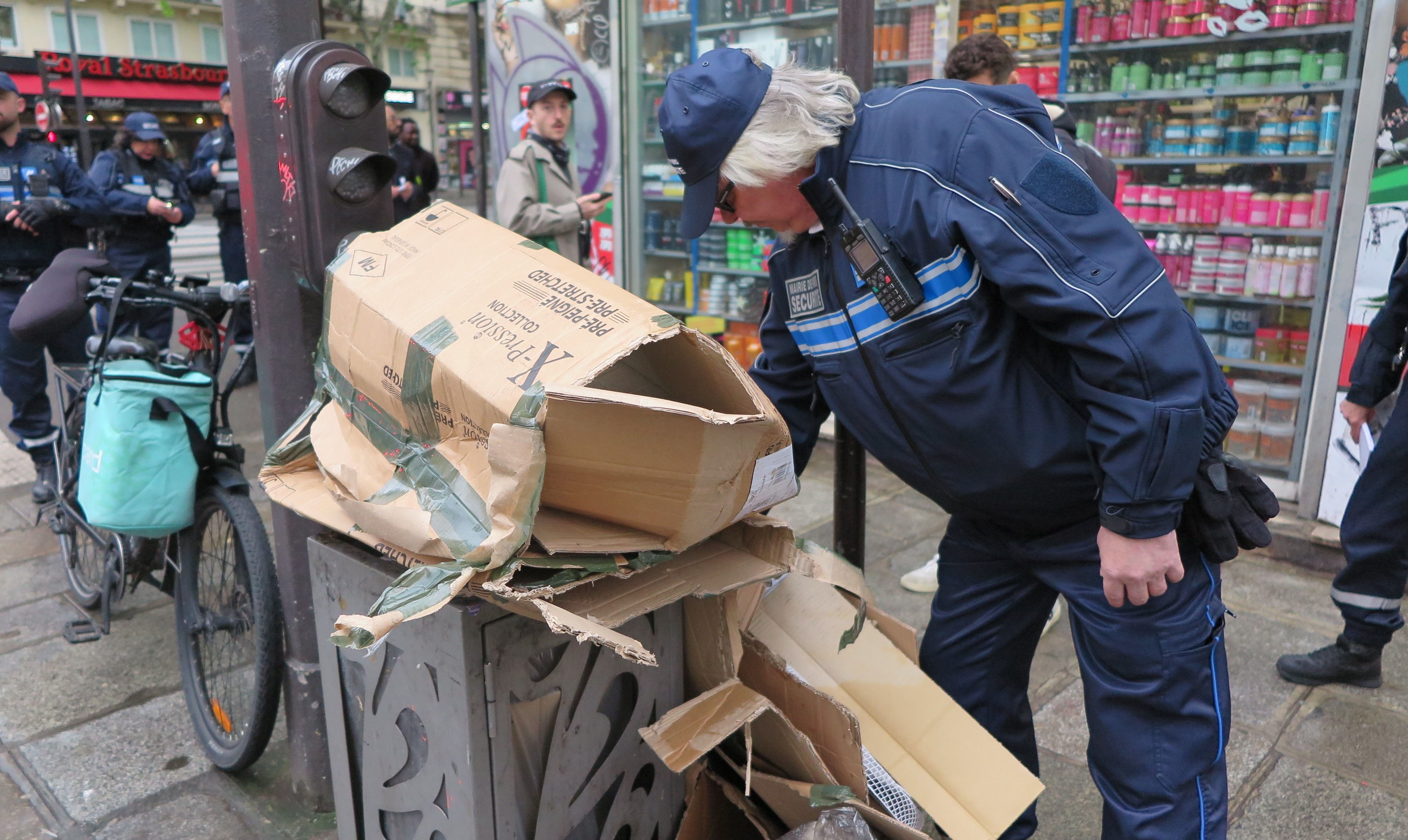 Paris, Xe arrondissement, mardi 30 avril. Des rues utilisés comme urinoirs, du dépôt sauvage, des stationnements gênants... Au quotidien, les agents municipaux mènent prévention et verbalisation contre les incivilités. LP/Florian Loisy