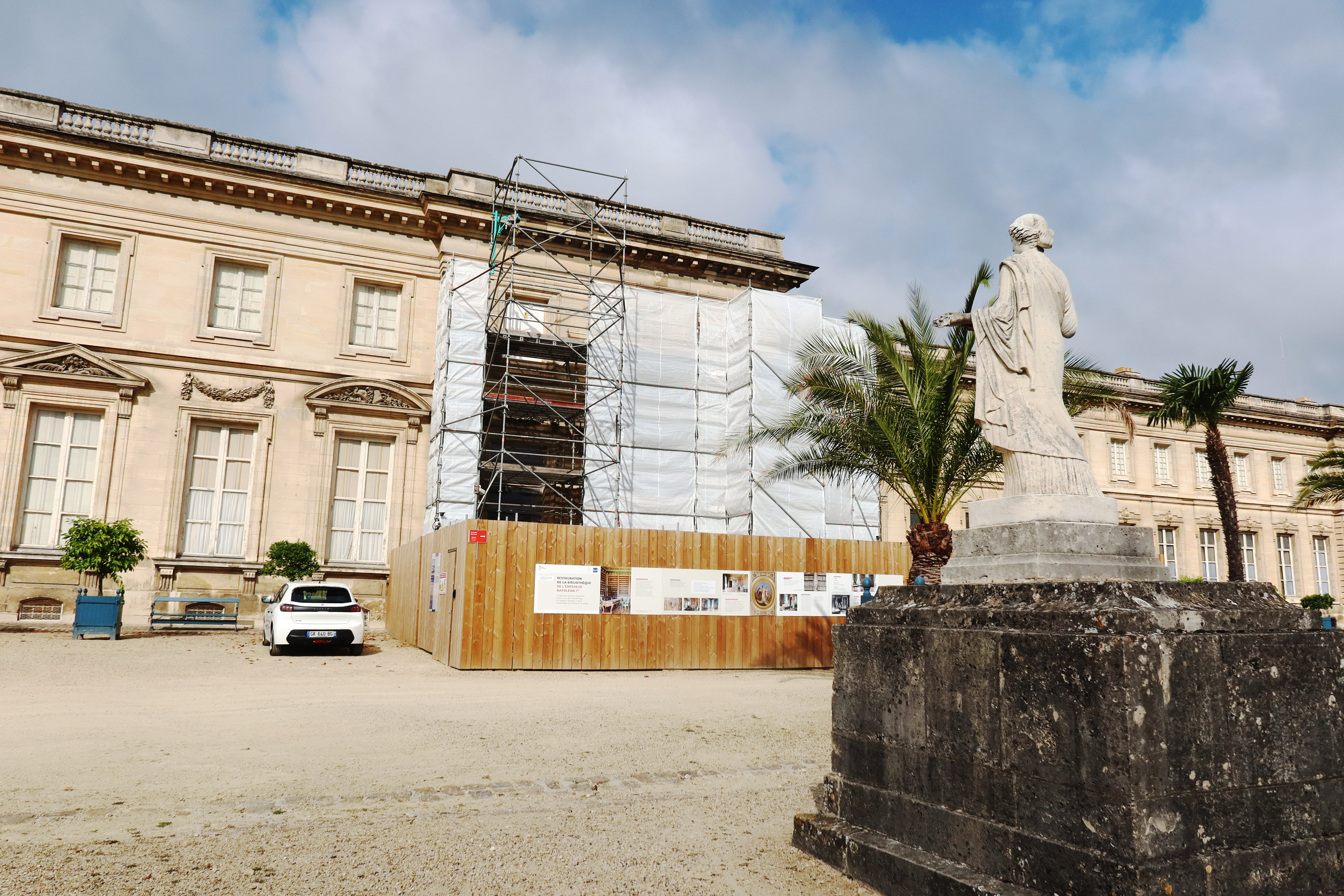 Compiègne (Oise), ce mardi 17 septembre. Dans son rapport du 11 septembre, la Cour des comptes évoque des chutes de pierres et l'état de certaines statues du parc. LP/Stéphanie Forestier