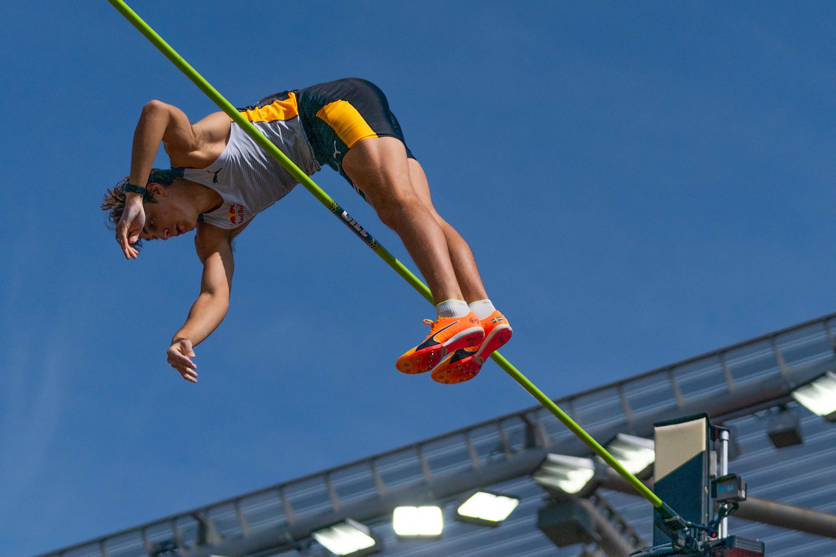 Armand Duplantis bat pour la septième fois le record du monde de saut à la perche, en atteignant les 6,23 m ce dimanche, aux États-Unis. Getty Images via AFP