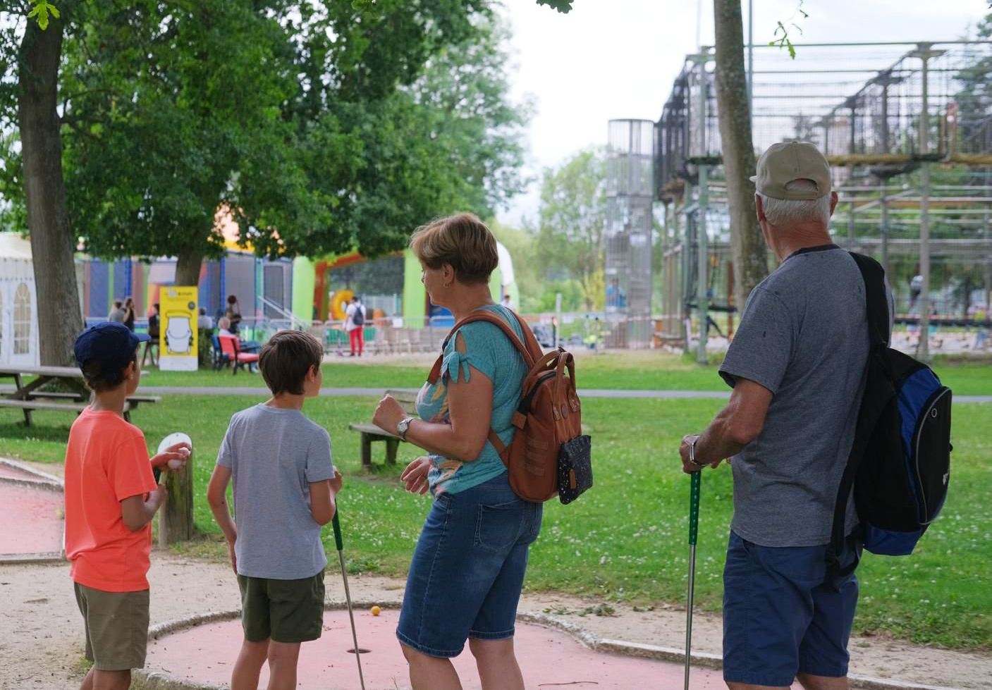 Mogneville (Oise), le 15 juillet. Papi Gégé et Annick ont récupéré leurs deux petits-enfants, Noah et Ruben. Ils ont organisé tout un programme pour cette semaine de vacances chez eux. Lundi après-midi, ils les ont emmenés au parc Chédeville. LP/Amélie Com