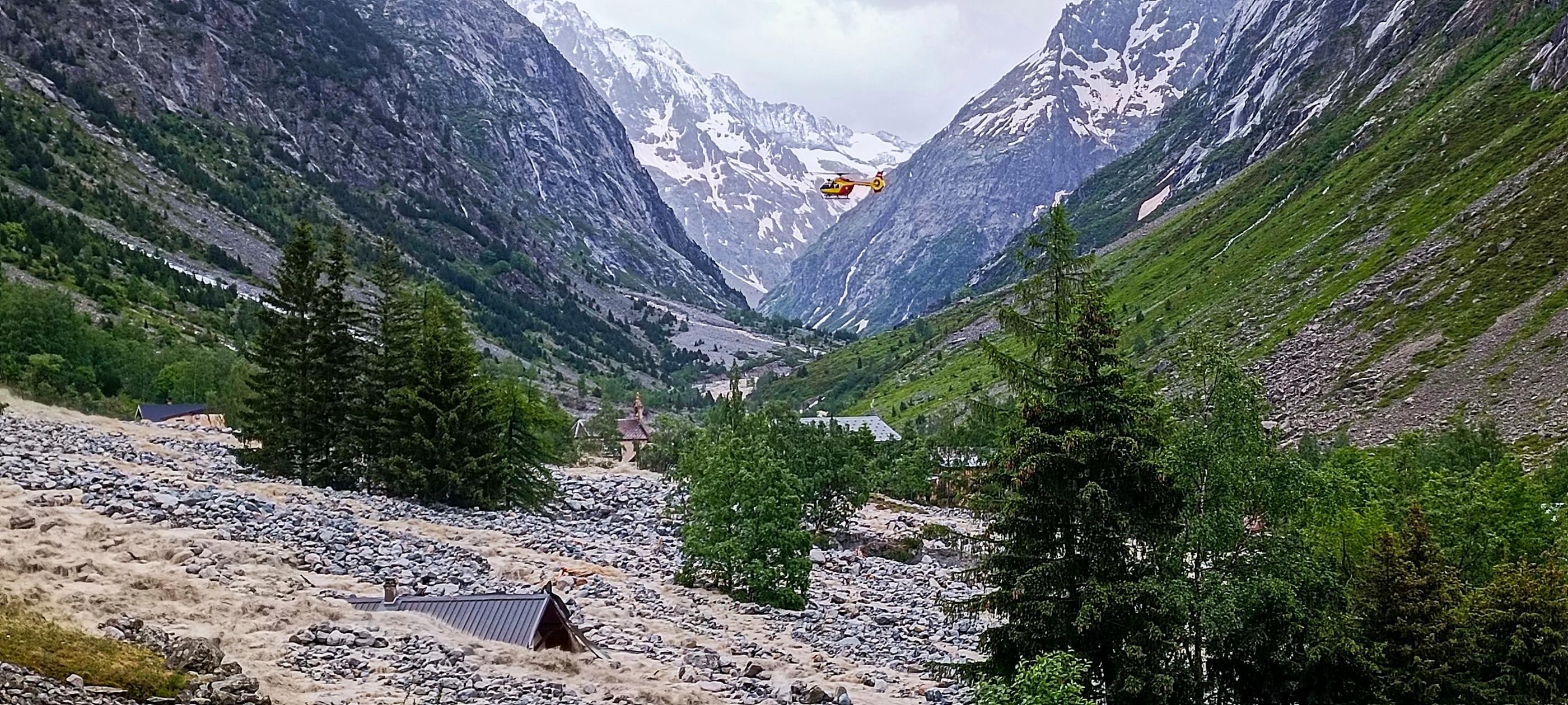 Le torrent est sorti de son lit vendredi 21 juin et a englouti le hameau. Cette image a été prise par un touriste espagnol en vacances, qui a dû être évacué par hélicoptère. PhotoPQR/Le Dauphiné/José Garcia