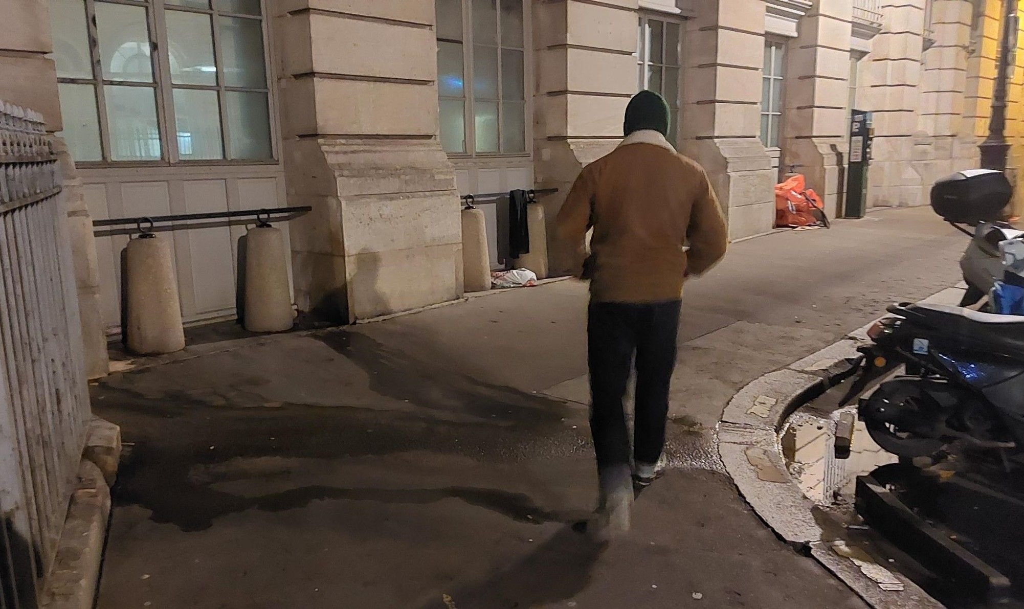 Près de la gare de l'Est (Paris Xe), les rues d'Alsace et Saint-Laurent deviennent de véritables urinoirs à la nuit tombée. Même avec la pluie qui tombe régulièrement, une odeur âcre chatouille les narines des habitants. LP/F.L.