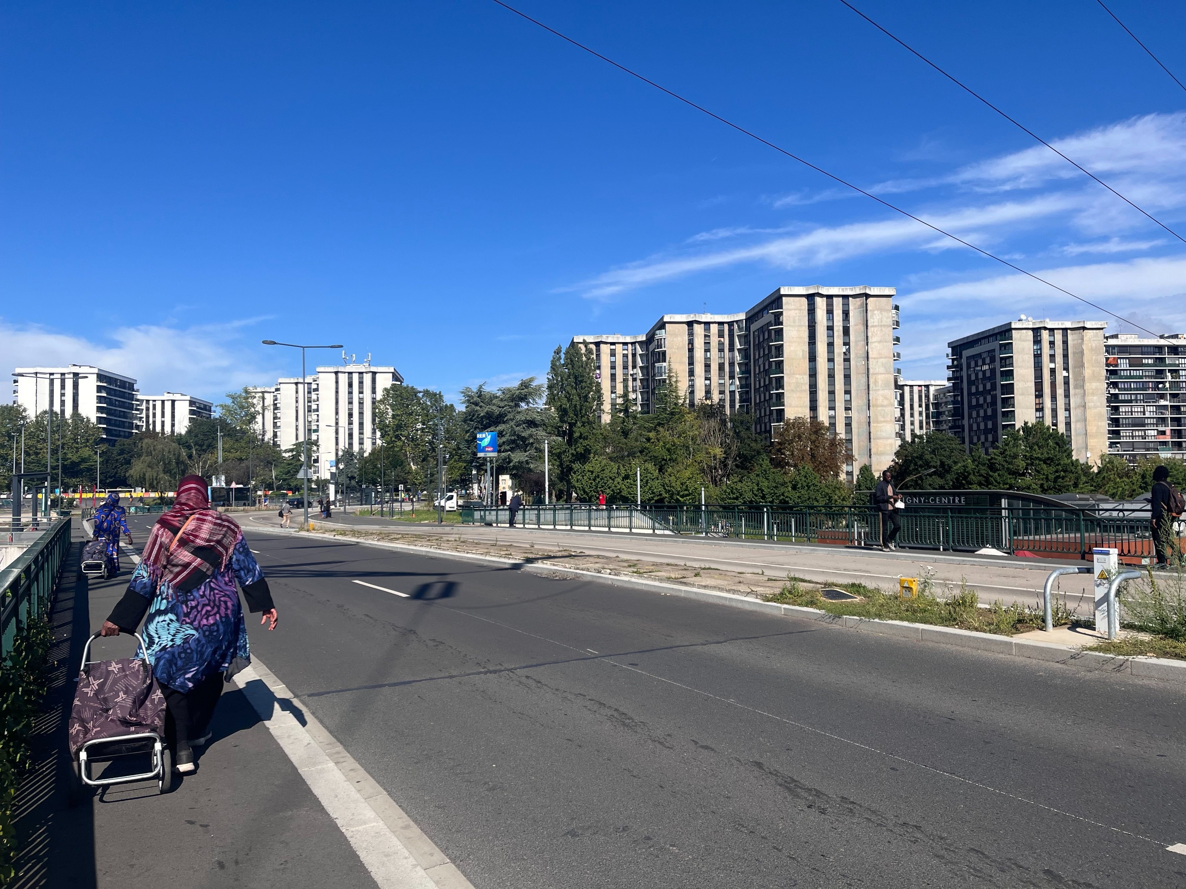 Grigny (Essonne), vendredi 6 septembre 2024. De nombreux habitants font des allers-retours à pied avec leurs cabas entre chez eux et la ville de Ris-Orangis voisine pour faire leurs courses. LP/Nolwenn Cosson