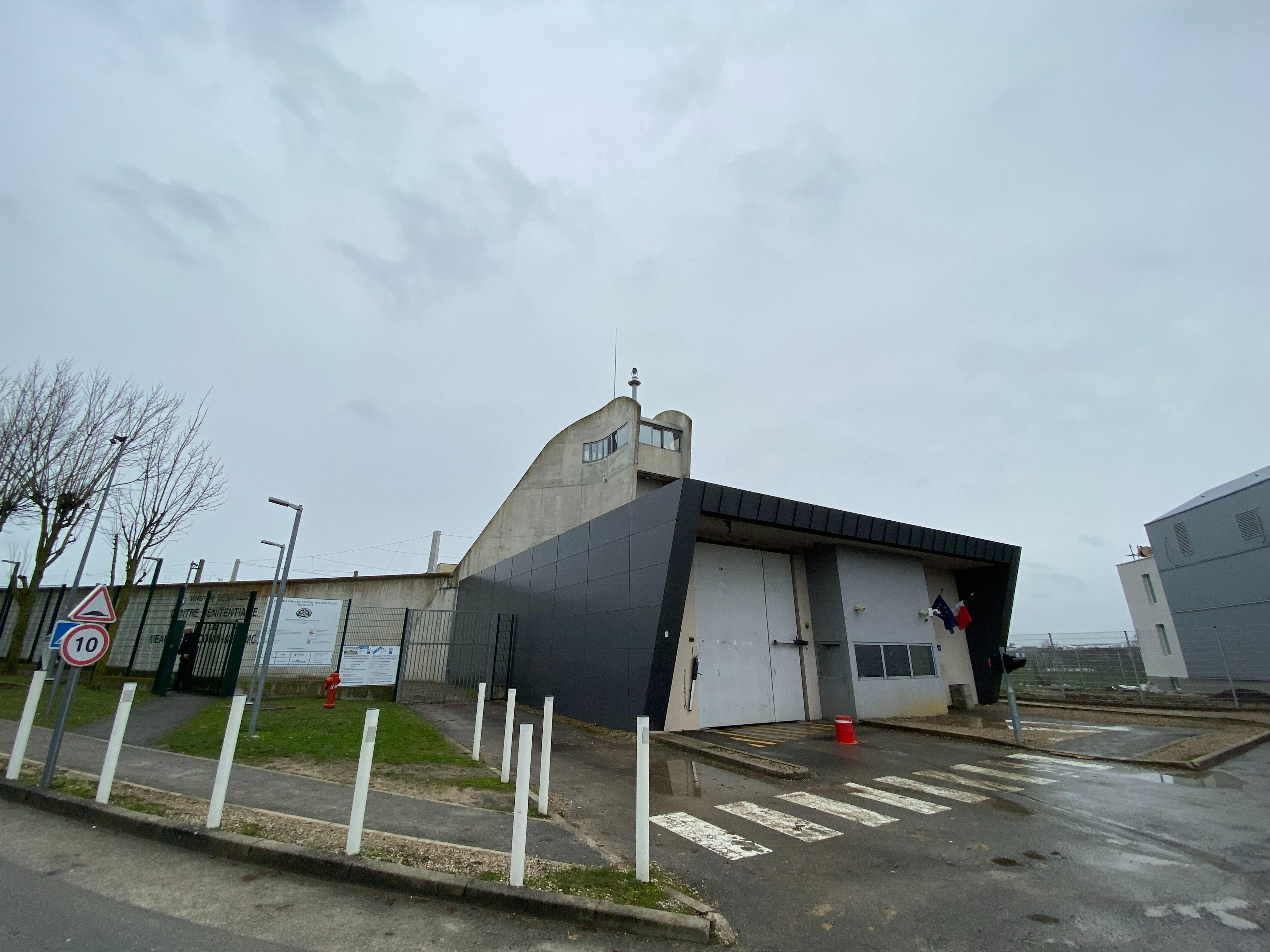 Prison de Meaux-Chauconin. « Je ne pensais pas la voir mais, à ma sortie, elle était devant la prison. Cette femme-là, je l’ai beaucoup, beaucoup aimée, un peu trop », a témoigné, sans succès, le prévenu récidiviste devant le tribunal. Illustration : LP/Sébastien Roselé