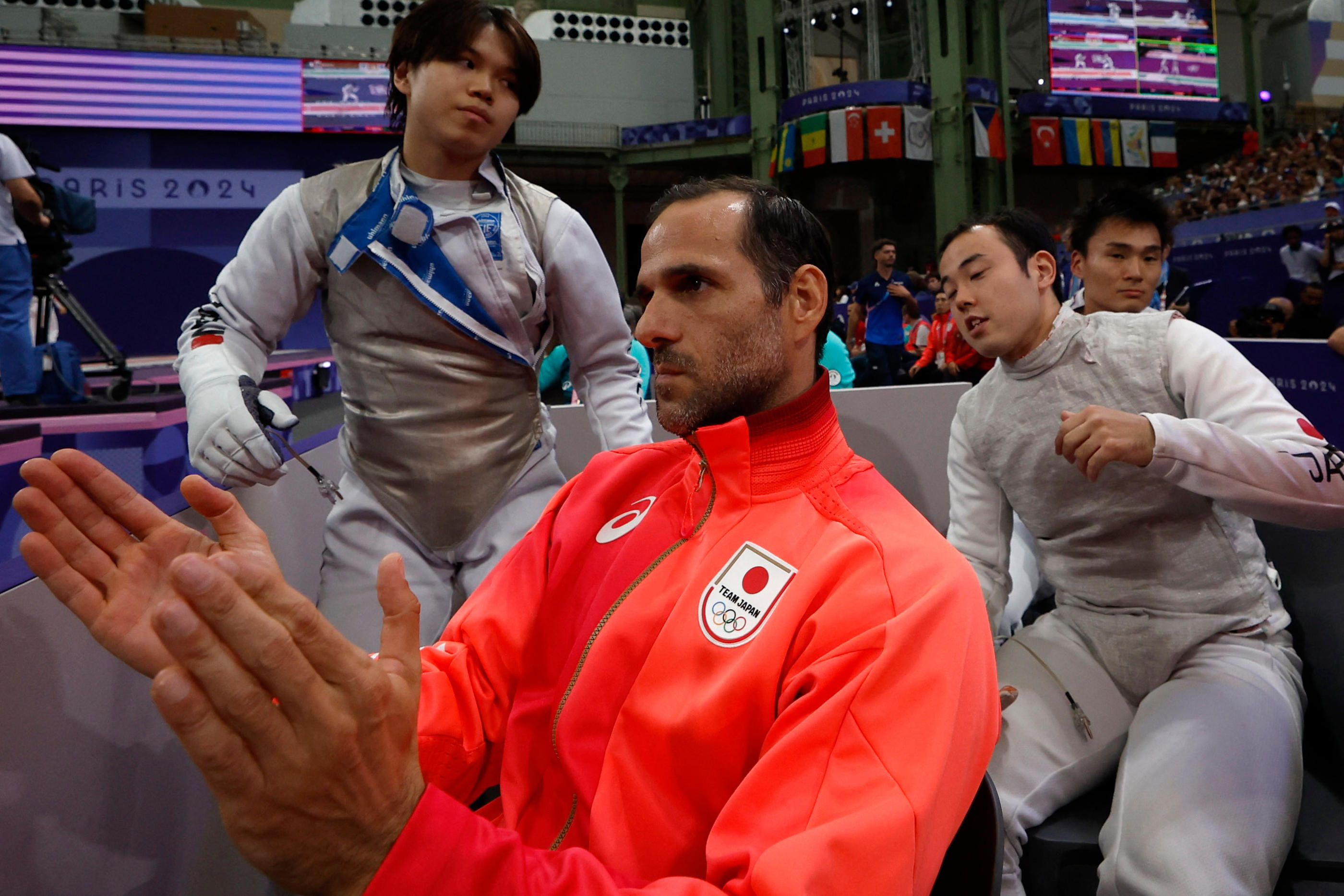 L’ancien numéro un du fleuret français, Erwann Le Péchoux, devenu entraîneur de l’équipe du fleuret homme du Japon, a conduit dimanche son nouveau drapeau vers le sacre olympique. REUTERS/Albert Gea