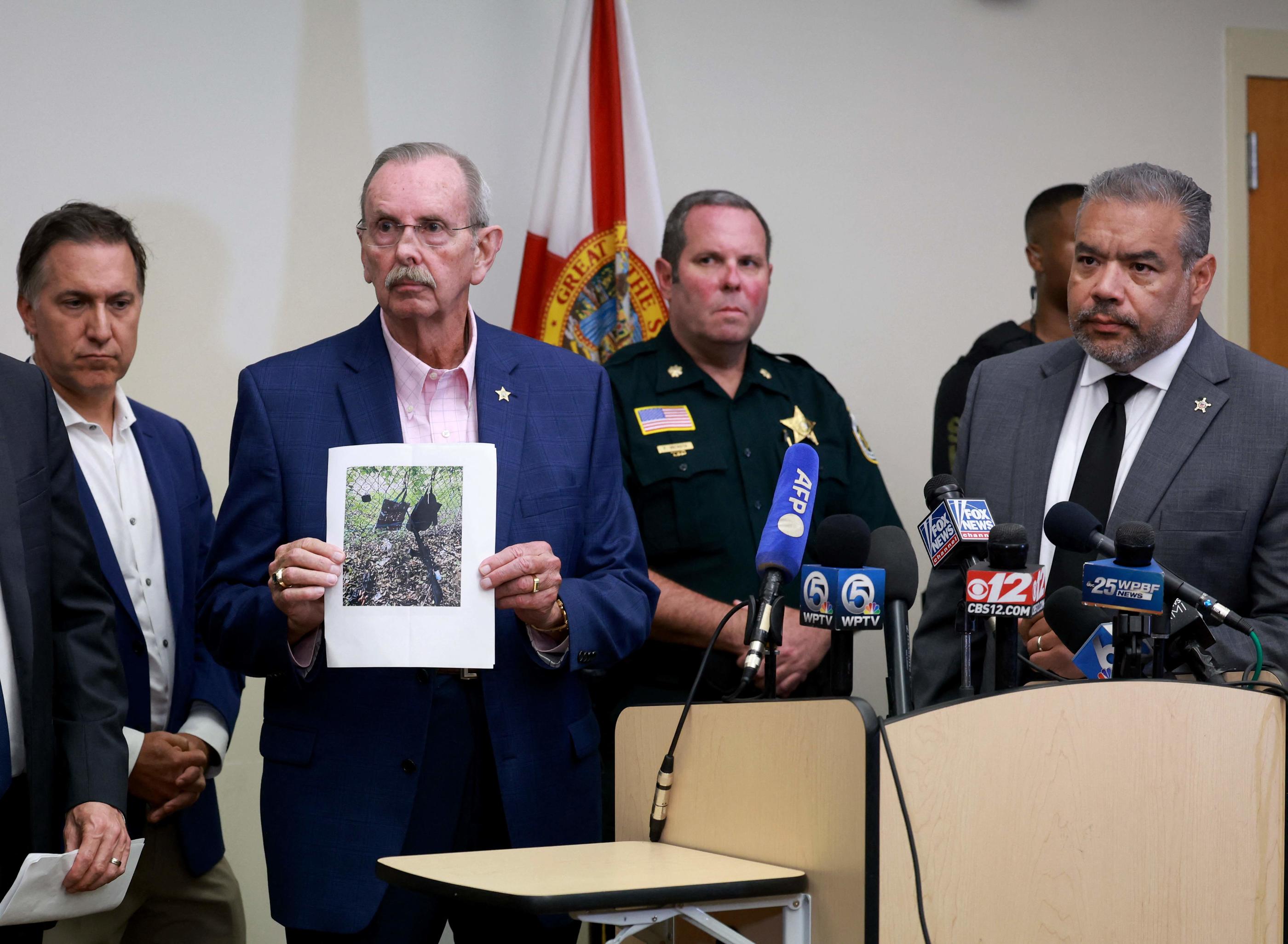 Le shérif du comté de Palm Beach, Ric Bradshaw, montrant une photographie du fusil et d'autres objets trouvés près de l'endroit où un suspect a été découvert près de Donald Trump dans un golf en Floride, Joe Raedle/ Getty Images/AFP