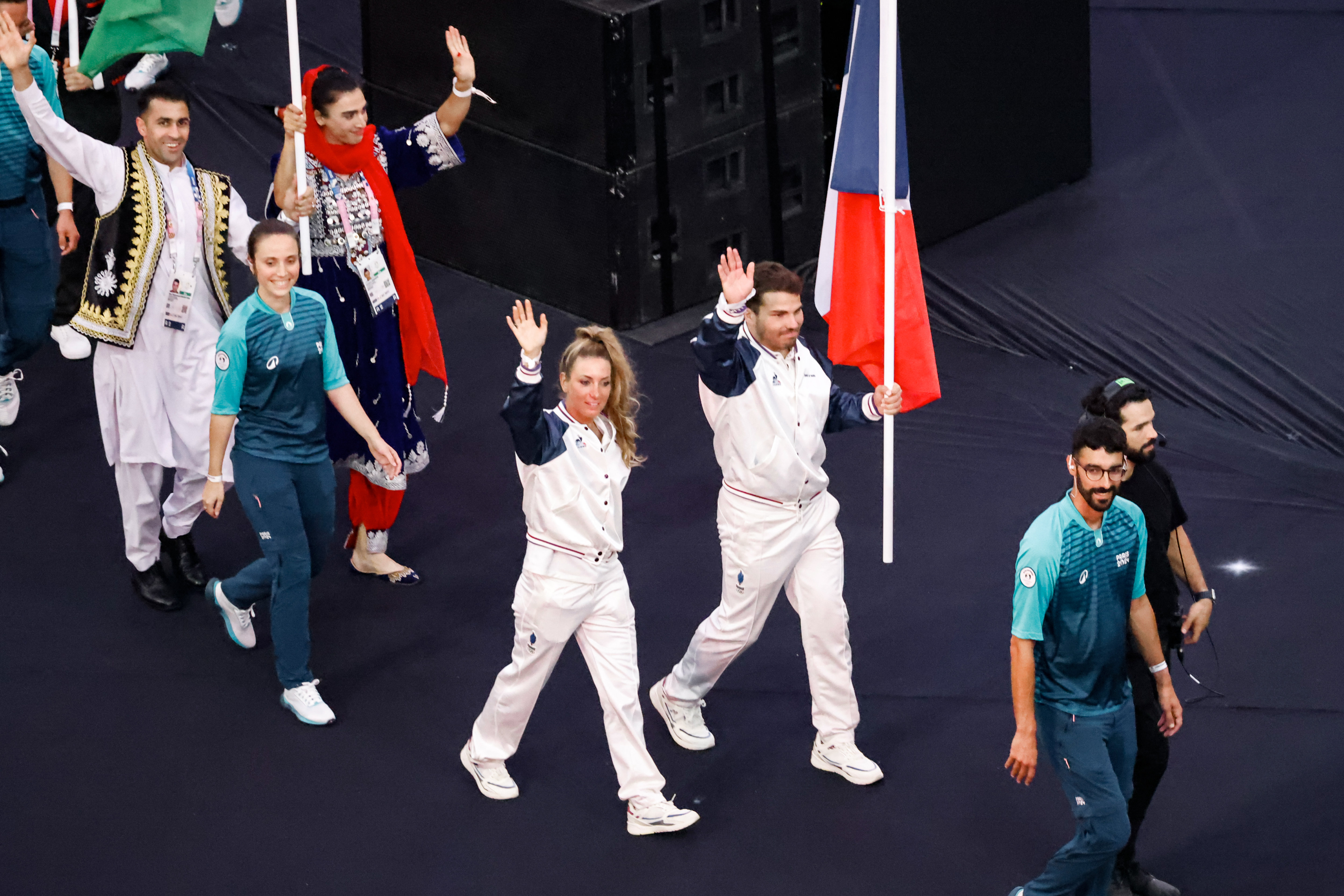 Pauline Ferrand-Prévot et Antoine Dupont ont porté le drapeau de la délégation tricolore lors de la cérémonie de clôture des Jeux de Paris. LP /Olivier Corsan