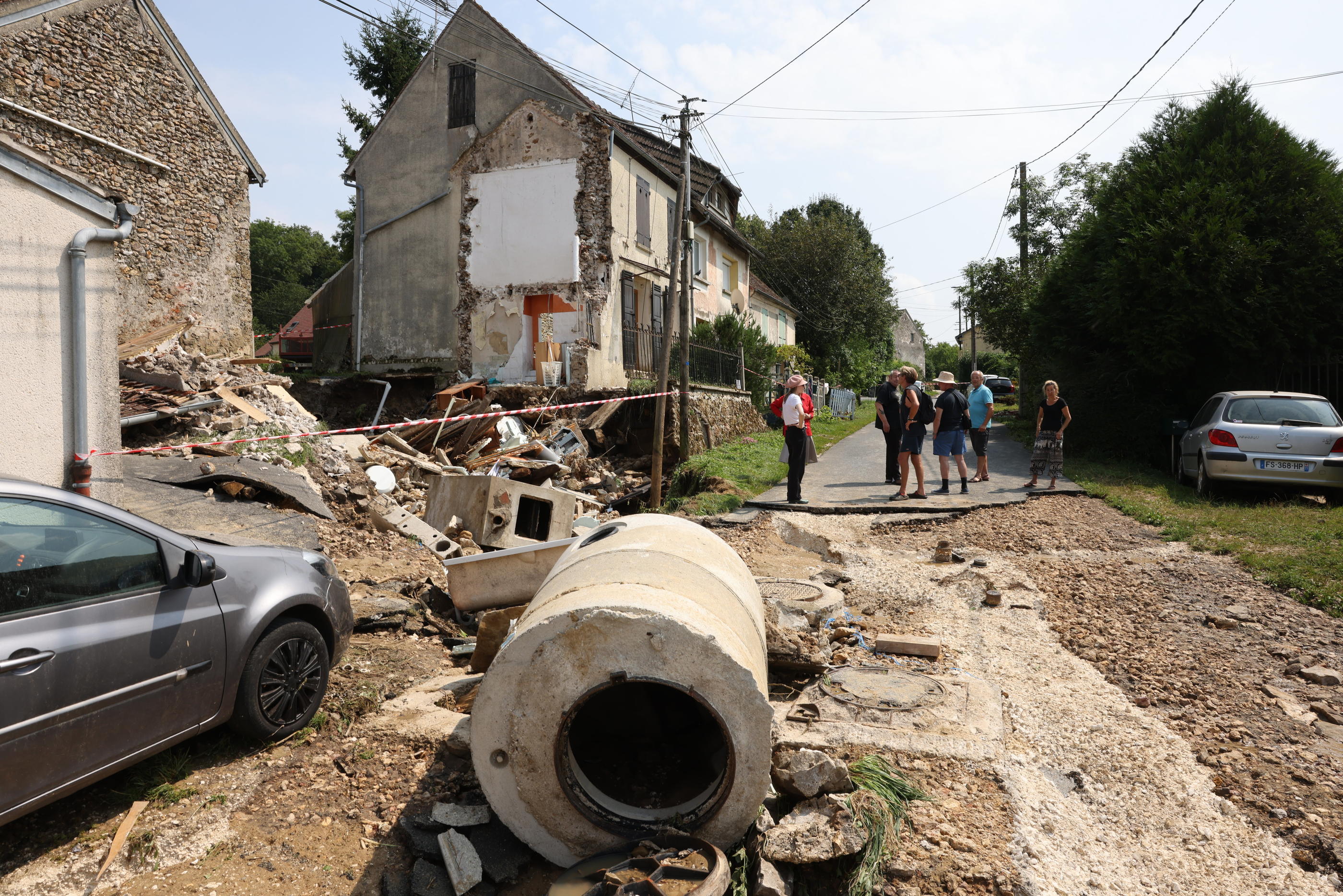 Les Sablonnières (Seine-et-Marne), ce samedi. Les pluies torrentielles ont fortement endommagé les chaussées de cette commune. LP/Olivier Lejeune