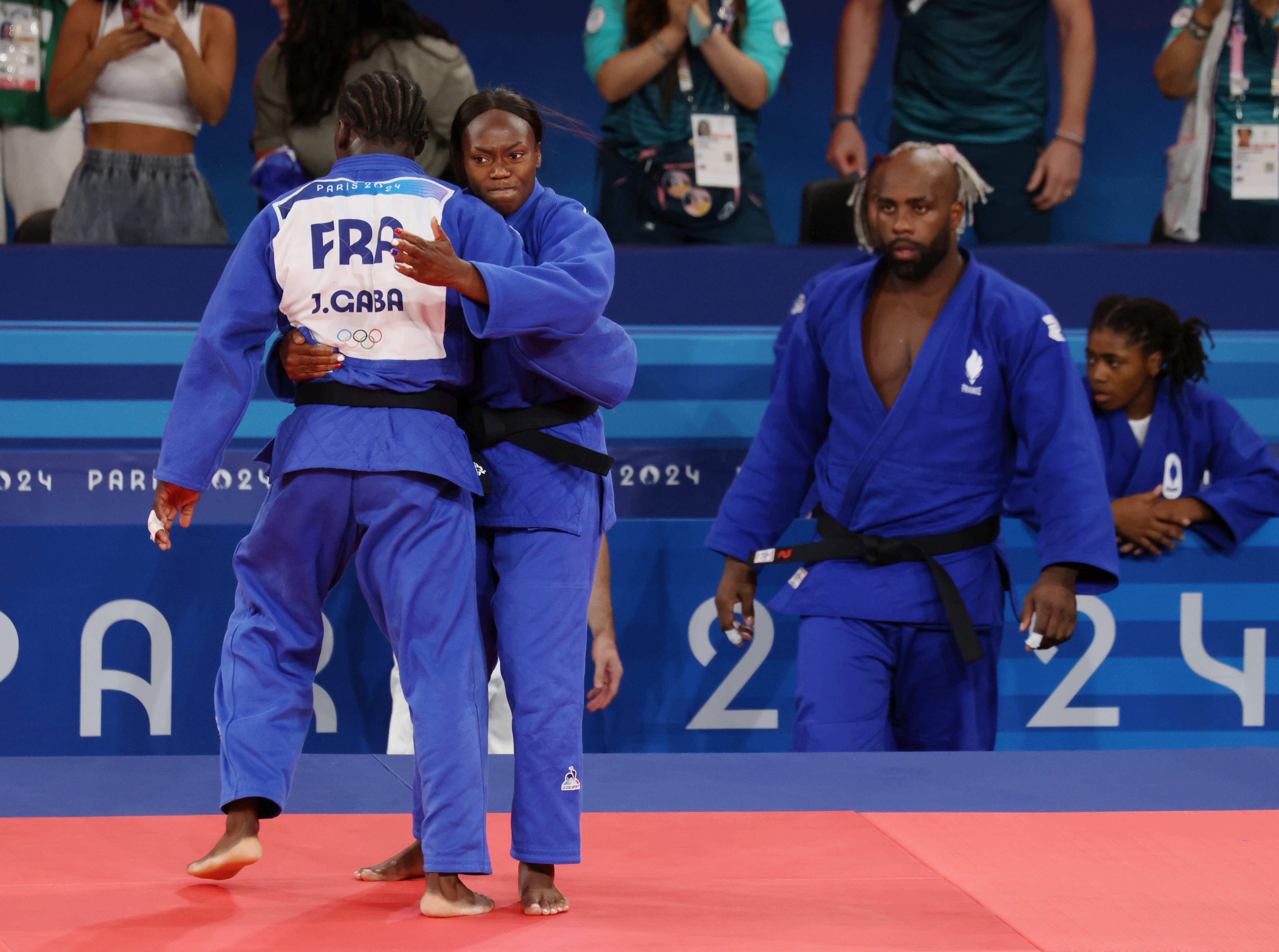 «Quand Joan-Benjamin l’a emporté, ça m’a mis une vague de chaleur dans le corps», confie Clarisse Agbégnénou, qui est ensuite parvenue à égaliser 3-3 contre les Japonais avant que Teddy Riner ne finisse le travail. LP/Jean-Baptiste Quentin