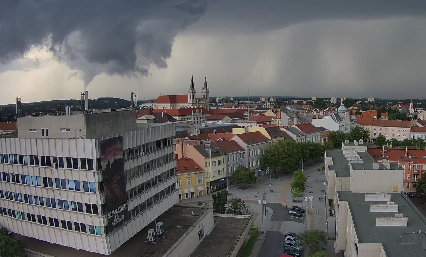 Szombathely (Hongrie), dimanche. La tornade, visible sur la gauche de la photo, s'est formée à 18h56. Webcam idokep