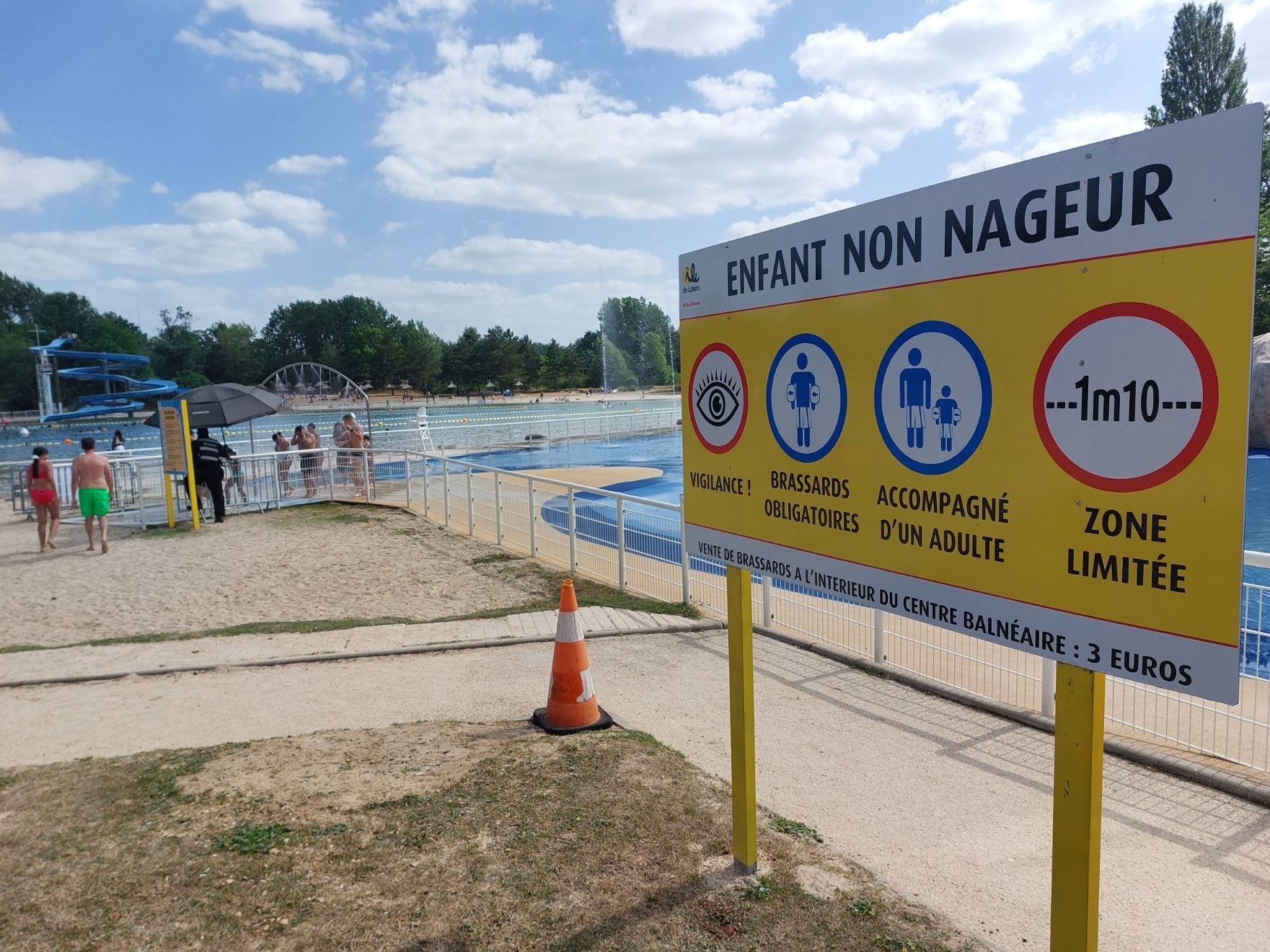 Cergy (Val-d'Oise), le 2 juillet 2023. Une barrière entoure désormais la zone de baignade et les consignes de sécurité sont affichées à l'entrée. LP/Thibault Chaffotte