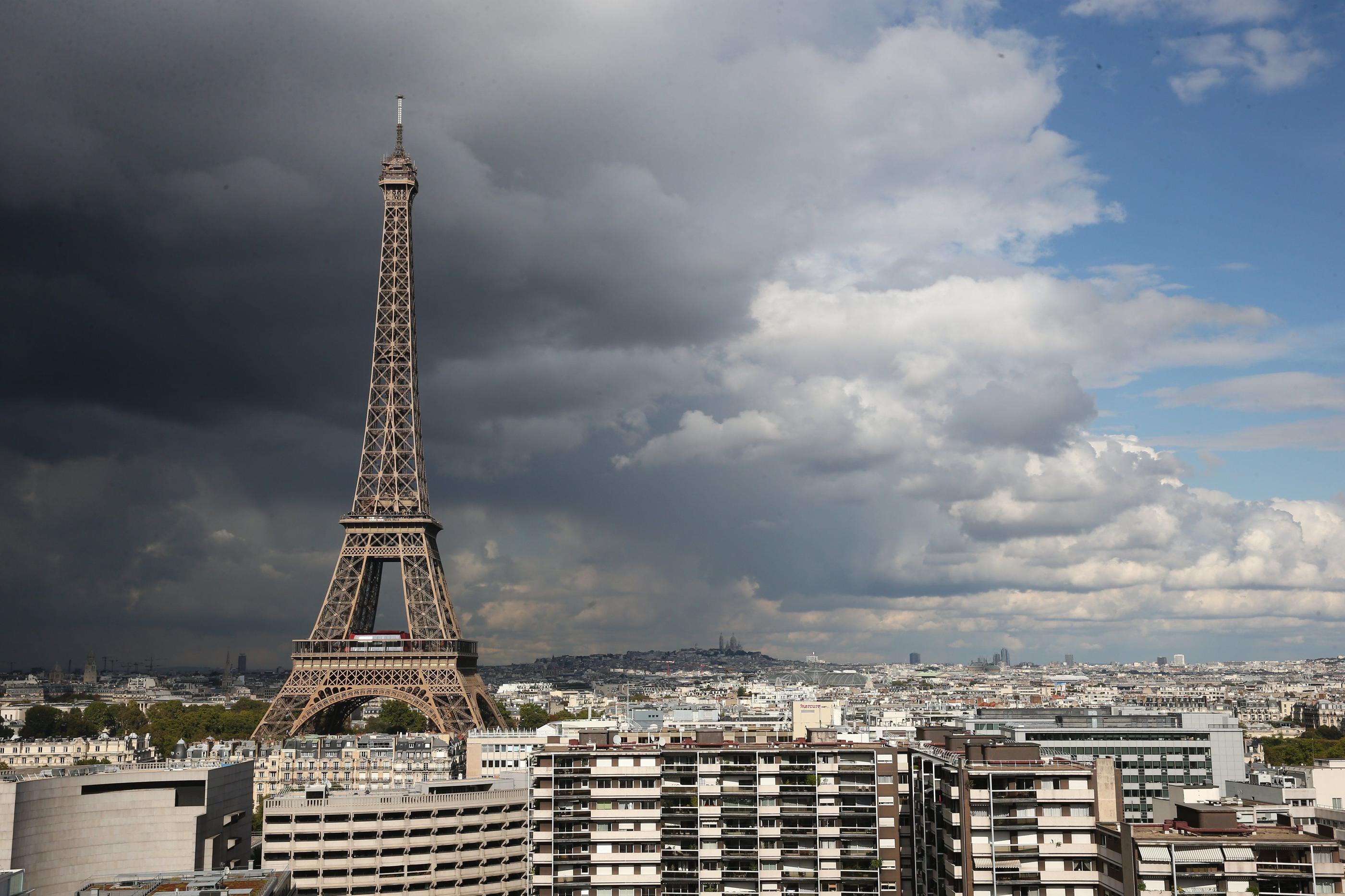 Le ciel devrait être très changeant pendant le week-end, dans la plupart des régions. Averses, orages et ciel dégagé devraient se succéder chaque jour. (illustration) LP/Arnaud Journois