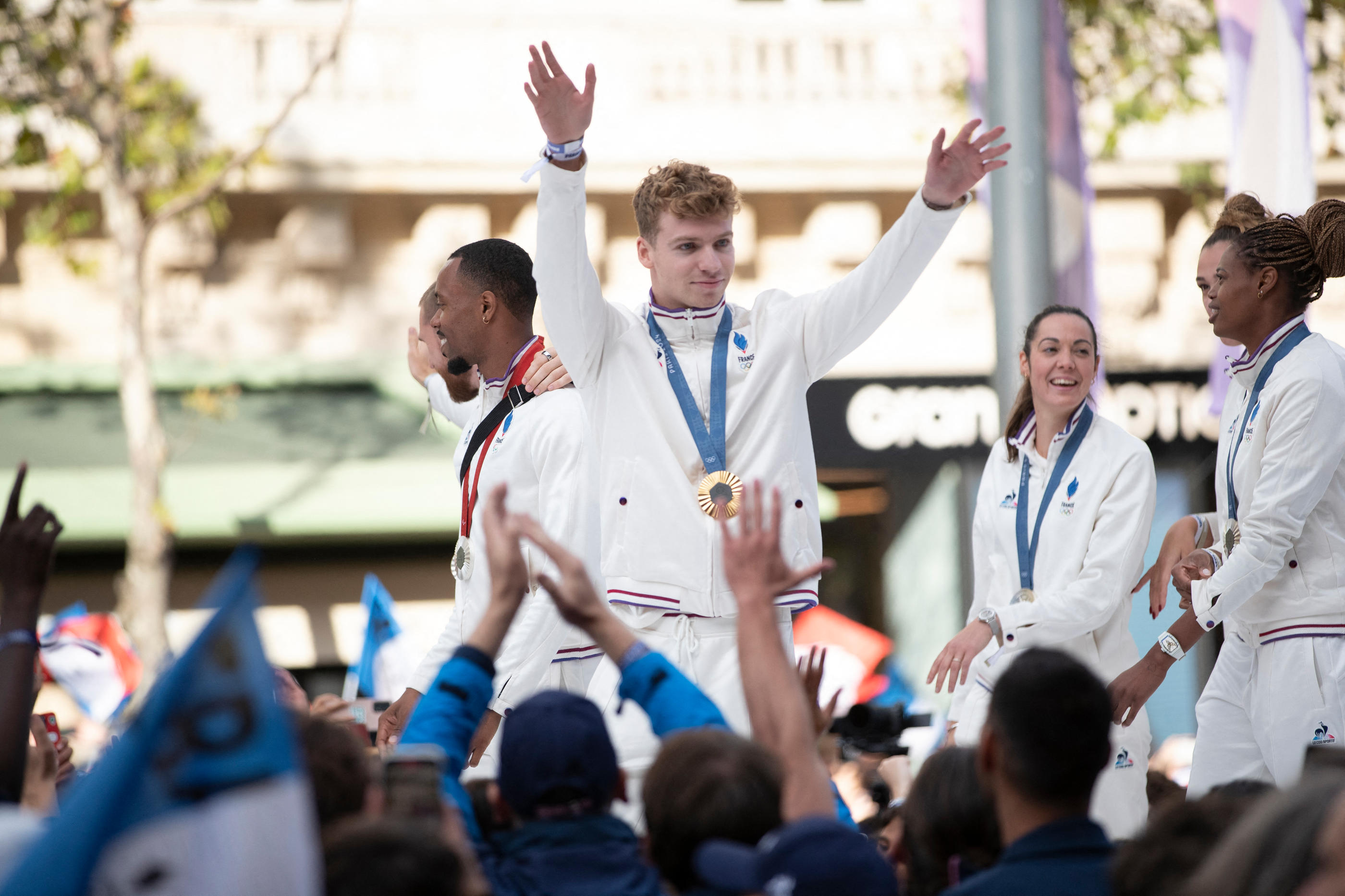 Léon Marchand va pouvoir ranger son survêtement blanc et ses médailles d'or. Le Toulousain enfile à nouveau le maillot à partir de ce lundi... Abaca/Icon Sport/Paoloni Jeremy